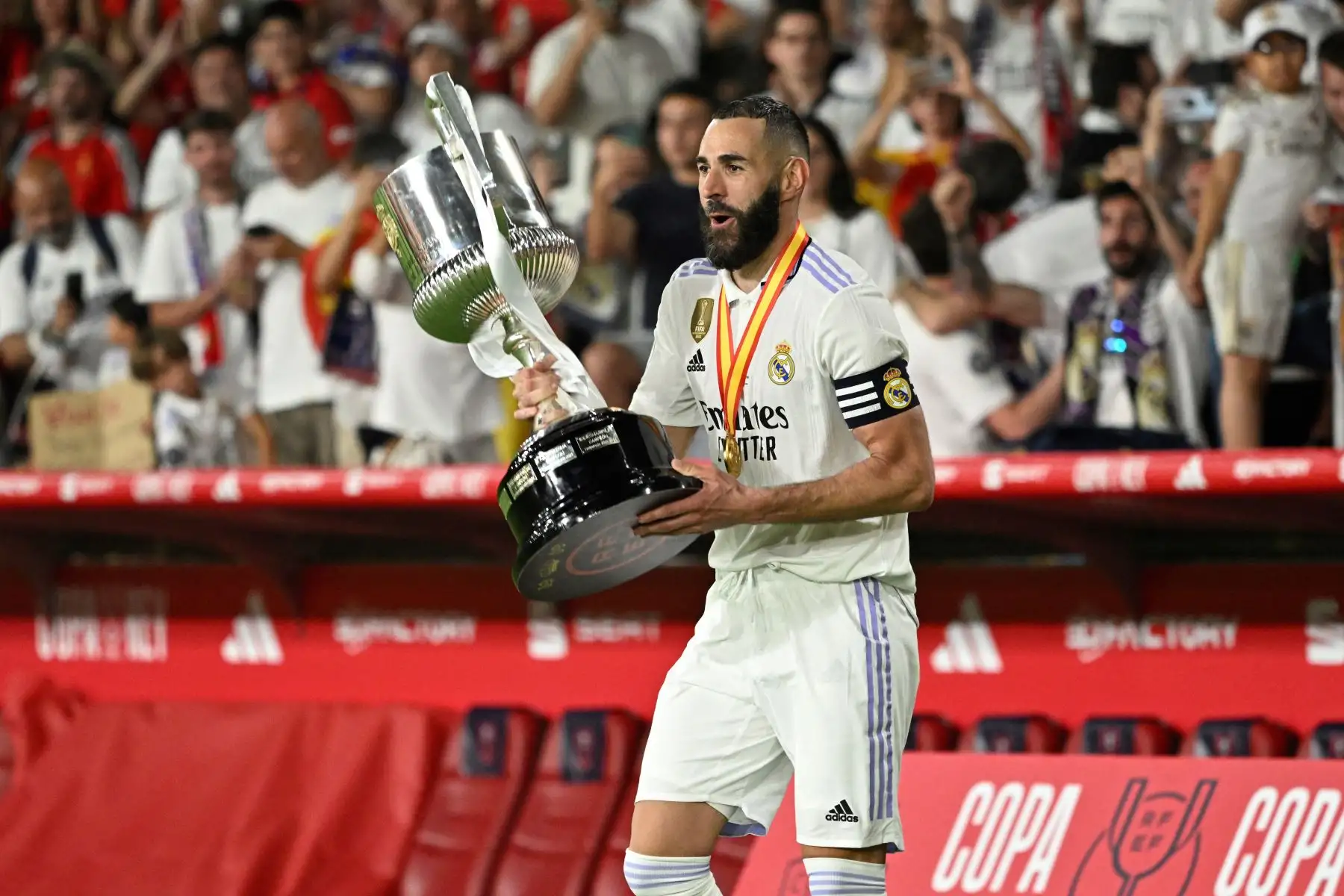 El delantero francés del Real Madrid Karim Benzema , el entrenador italiano del Real Madrid Carlo Ancelotti  y sus compañeros celebran con el trofeo después de ganar la final de la Copa del Rey de España entre el Real Madrid CF y el CA Osasuna en La Estadio de la Cartuja de Sevilla.
Foto: ANDINA/ AFP