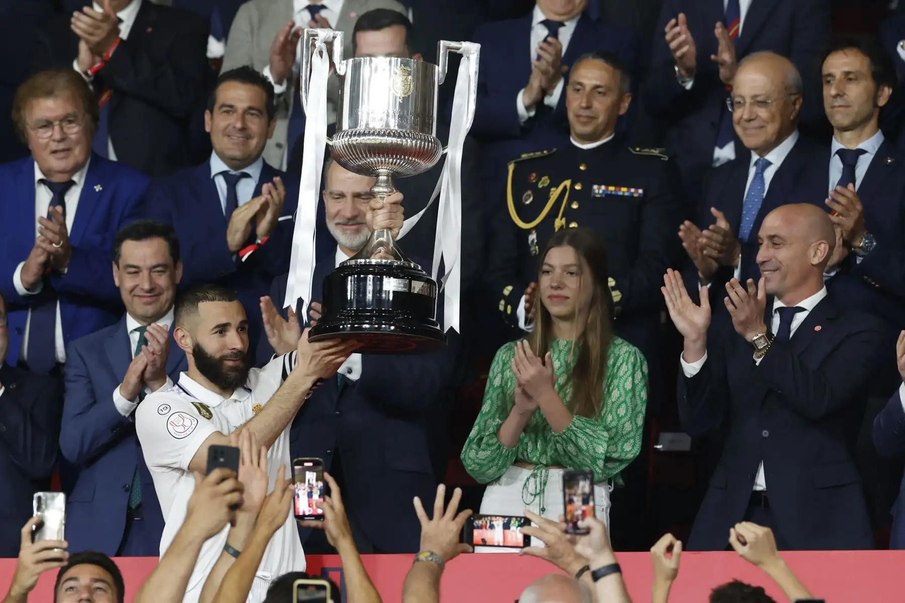 El capitán del Real Madrid, Karim Benzema levanta la Copa de S.M. El Rey entregado por Felipe VI tras vencer 2-1 a Osasuna en la final de la Copa del Rey de fútbol este sábado en el estadio de La Cartuja de Sevilla. Foto:ANDINA/ EFE