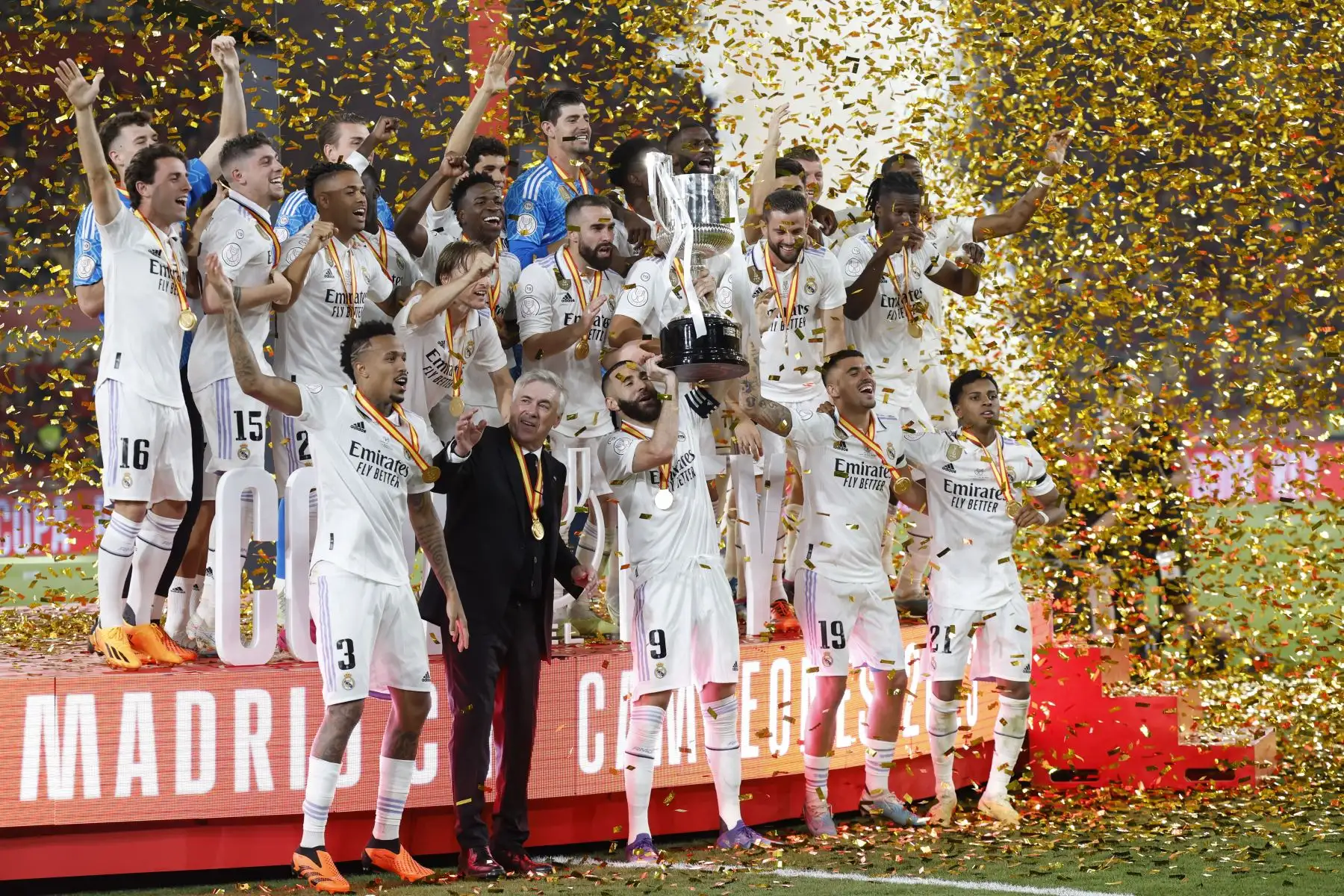 El capitán del Real Madrid, Karim Benzema levanta junto a sus compañeros y al técnico italiano Carlo Ancelotti, la Copa de S.M. El Rey entregado por Felipe VI tras vencer 2-1 a Osasuna en la final de la Copa del Rey de fútbol este sábado en el estadio de La Cartuja de Sevilla. Foto:ANDINA/ EFE