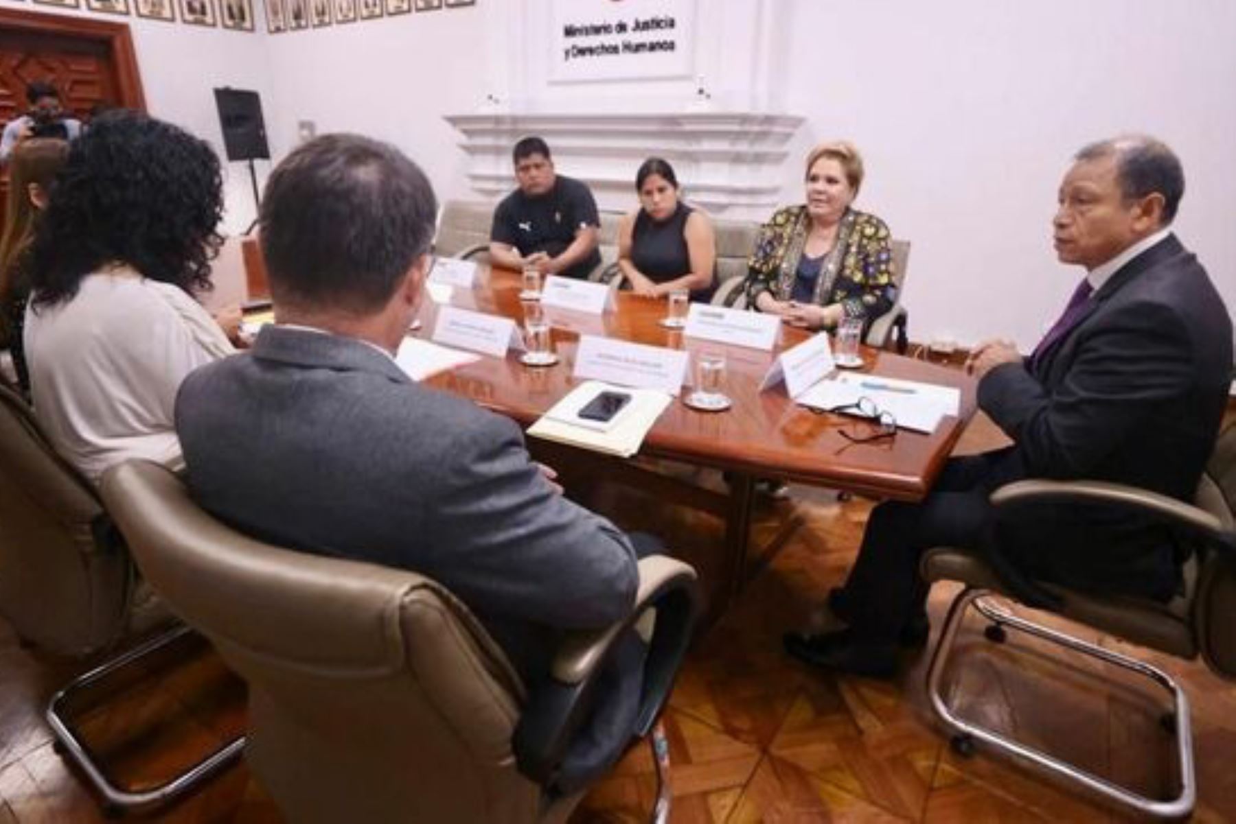 Ministro de Justicia, Daniel Maurate, y los familiares de Katherine Gómez. ANDINA/Difusión