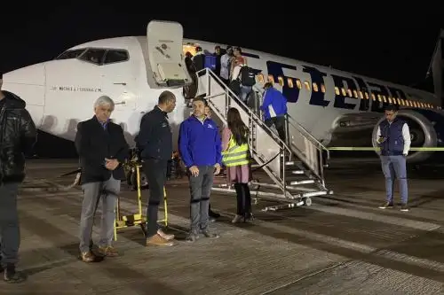 Cientos de migrantes Venezolanos, Colombianos y Haitianos se encuentran varados en la zona fronteriza de Perú y Chile hoy, en la ciudad de Arica (Chile). El Gobierno de Perú declaró este miércoles el estado de emergencia en todas sus zonas de frontera. Foto:@MuniArica