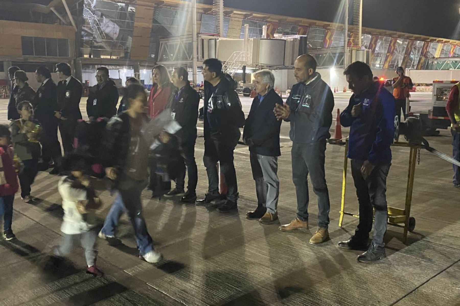 Cientos de migrantes Venezolanos, Colombianos y Haitianos se encuentran varados en la zona fronteriza de Perú y Chile hoy, en la ciudad de Arica (Chile). El Gobierno de Perú declaró este miércoles el estado de emergencia en todas sus zonas de frontera. Foto:@MuniArica