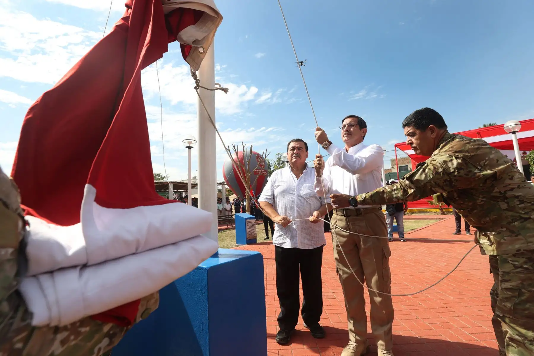 El Comando Conjunto de las Fuerzas Armadas viene organizando la Primera Campaña Cívica Multisectorial que se llevará a cabo en la Región Ica. Las actividades iniciarán en la zona del parque principal de Expansión Urbana durante los días 5, 6 y 7 de mayo y, posteriormente, en la loza deportiva de Barrio Chino del 9 al 11 de mayo del presente año. 
Foto: ANDINA/Difusión