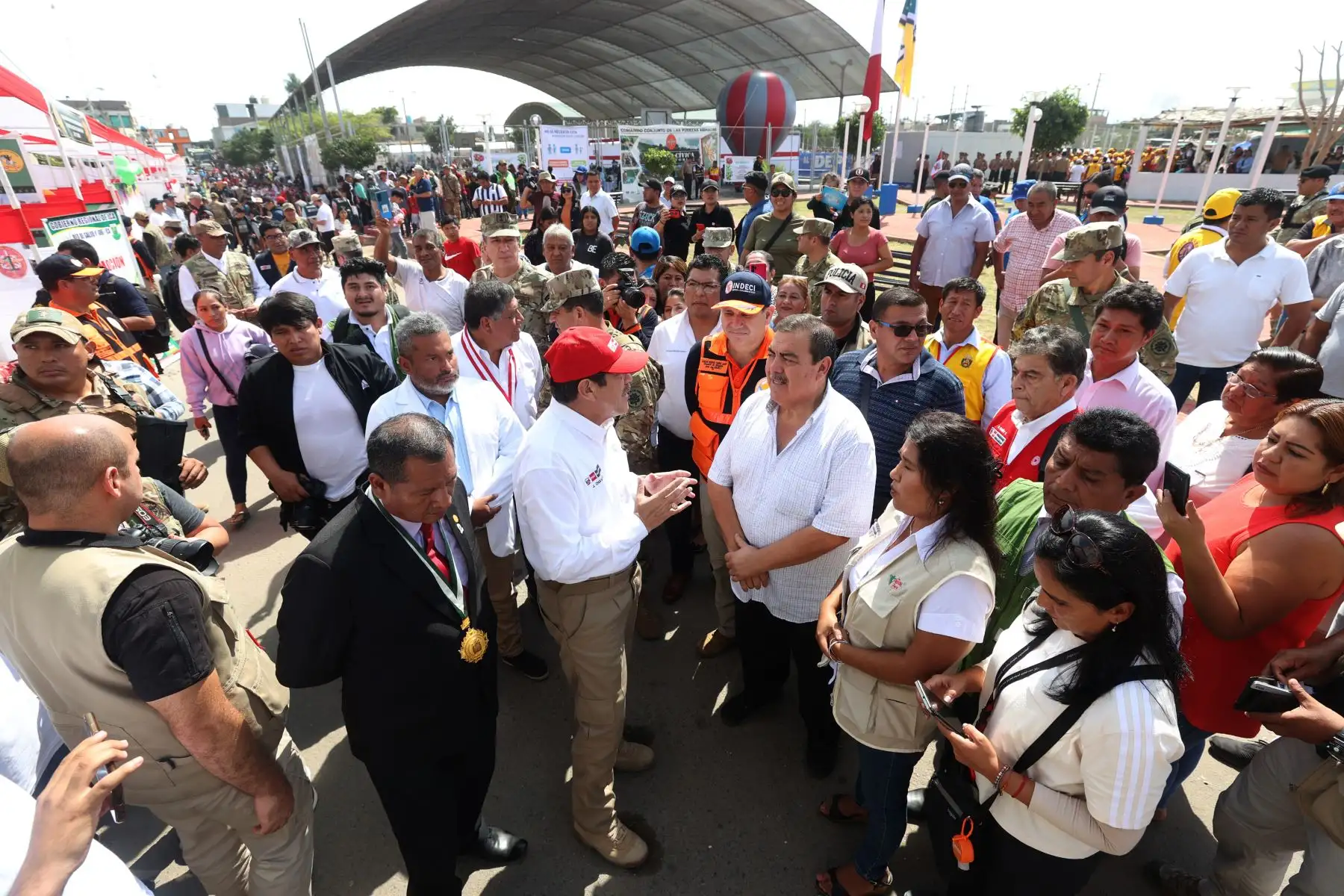El Comando Conjunto de las Fuerzas Armadas viene organizando la Primera Campaña Cívica Multisectorial que se llevará a cabo en la Región Ica. Las actividades iniciarán en la zona del parque principal de Expansión Urbana durante los días 5, 6 y 7 de mayo y, posteriormente, en la loza deportiva de Barrio Chino del 9 al 11 de mayo del presente año. 
Foto: ANDINA/Difusión