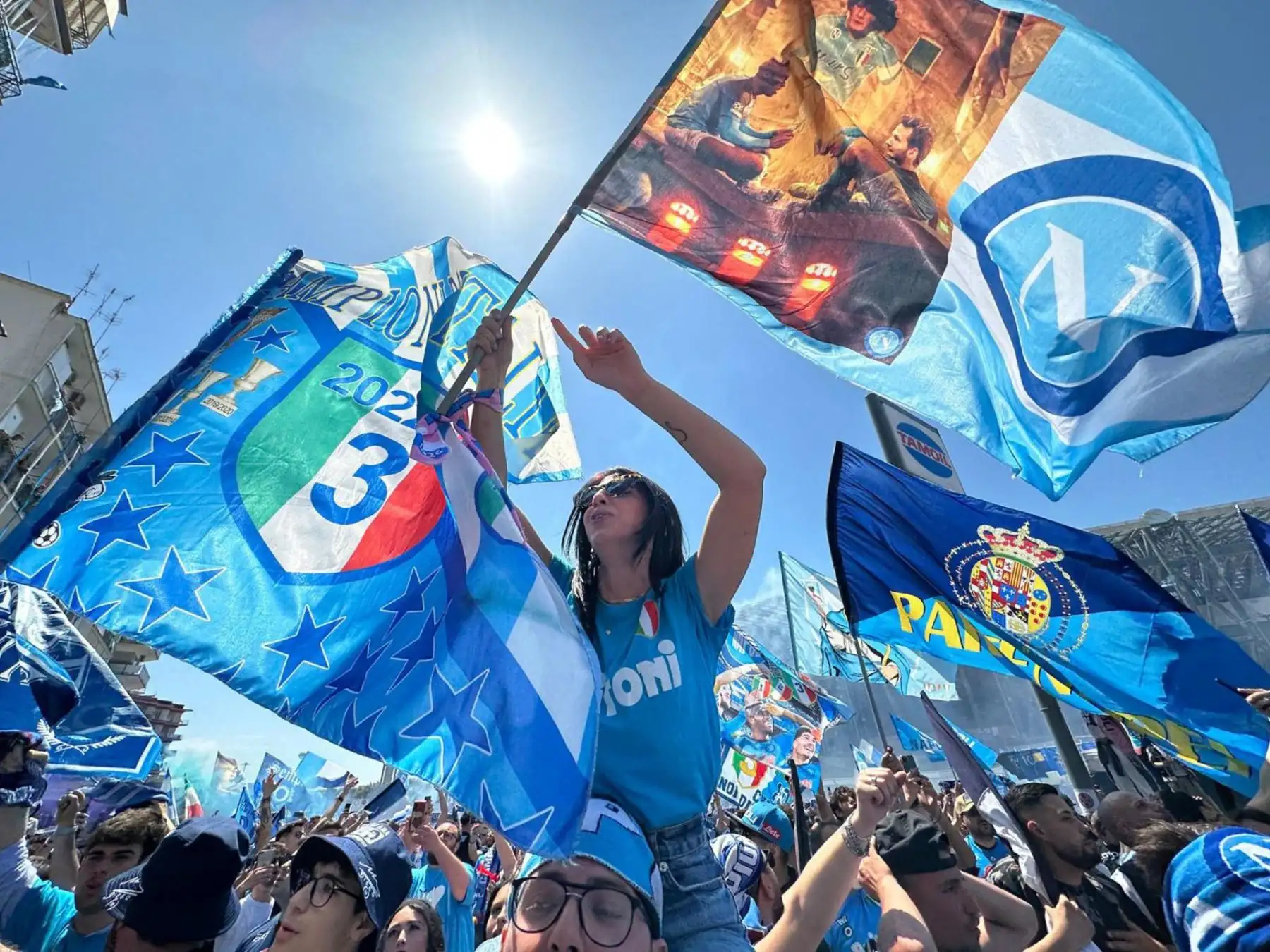 Los seguidores del SSC Napoli celebran la victoria del título de liga de su equipo, el "Scudetto", antes del partido de fútbol de la Serie A italiana entre el SSC Napoli y la ACF Fiorentina frente al estadio Diego Armando Maradona en Nápoles, Italia, el 7 de mayo de 2023. (Italia, Nápoles )Foto: EFE