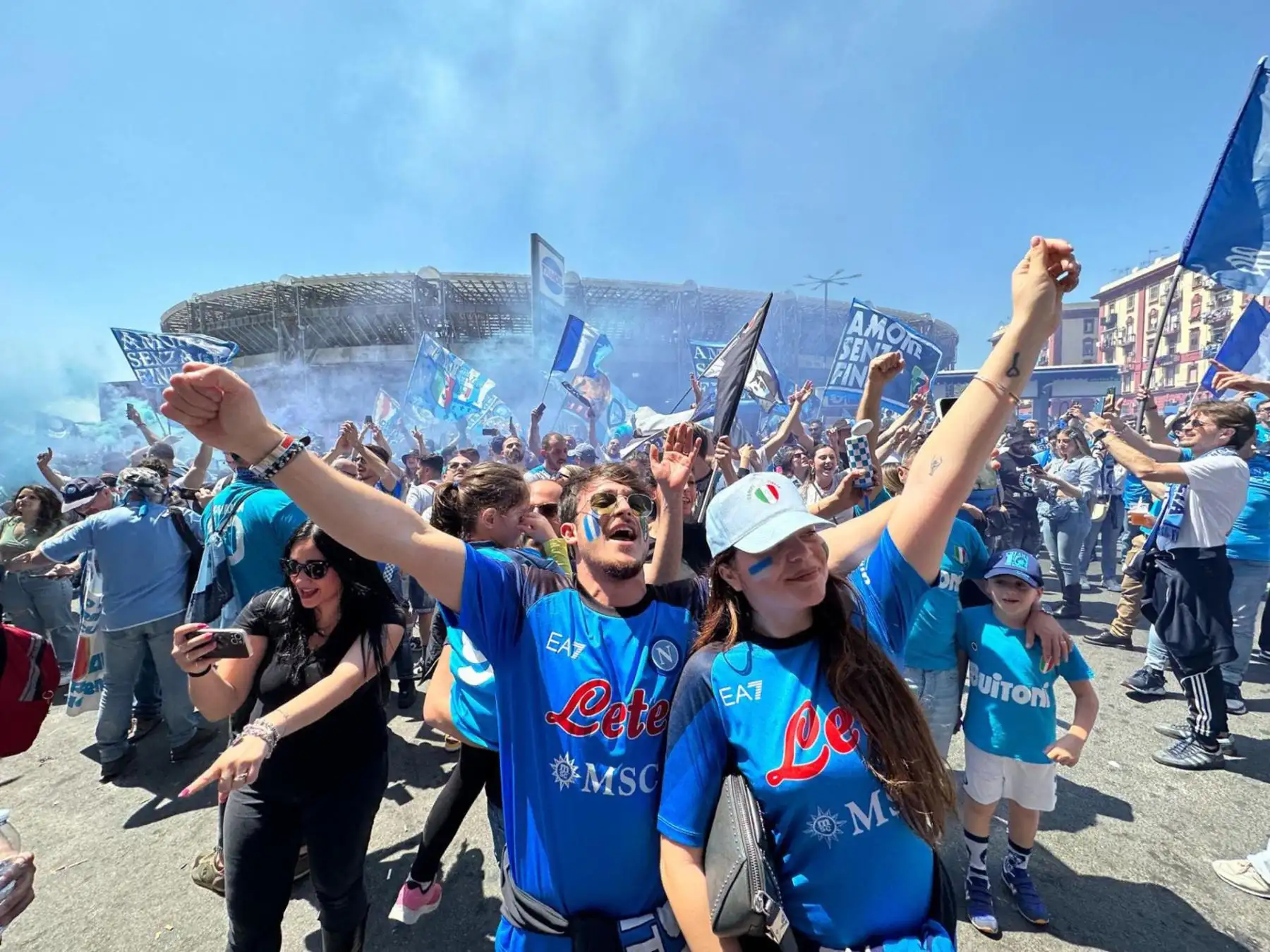 Los seguidores del SSC Napoli celebran la victoria del título de liga de su equipo, el "Scudetto", antes del partido de fútbol de la Serie A italiana entre el SSC Napoli y la ACF Fiorentina frente al estadio Diego Armando Maradona en Nápoles, Italia, el 7 de mayo de 2023.
Foto: EFE