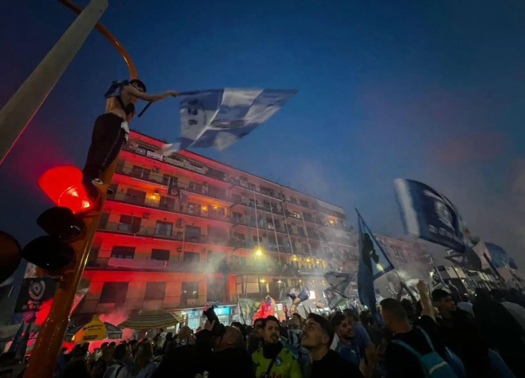 Los fanáticos de Napoli celebran la tercera victoria de su equipo en el título de liga, el Scudetto, después de ganar el partido de fútbol de la Serie A entre SSC Napoli y ACF Fiorentina en Nápoles, Italia, el 7 de mayo de 2023.
Foto: EFE