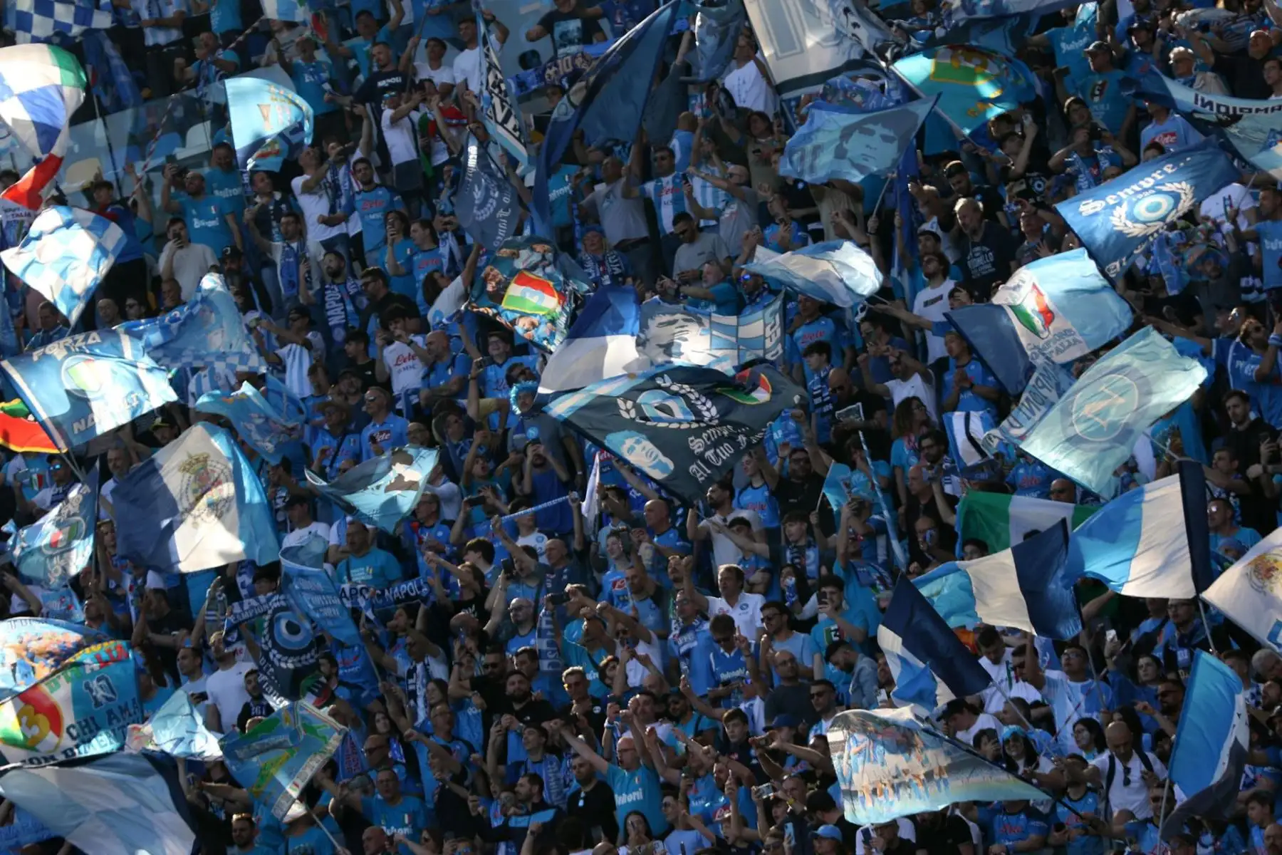 Los seguidores del Napoli realizan una coreografía para celebrar el tercer título de liga de su equipo, el Scudetto, antes del partido de fútbol de la Serie A entre el SSC Napoli y la ACF Fiorentina en el estadio Diego Armando Maradona en Nápoles, Italia, el 7 de mayo de 2023.

Foto: EFE