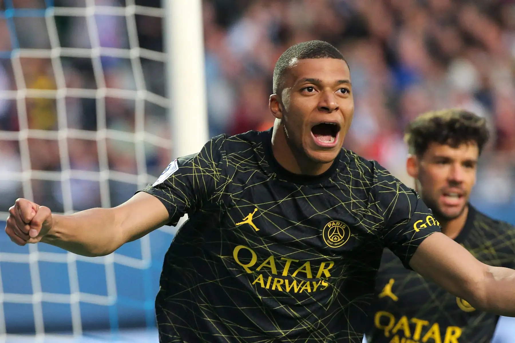 El delantero francés del Paris Saint-Germain, Kylian Mbappe, celebra después de marcar el primer gol para su equipo durante el partido de fútbol de la L1 francesa entre el ES Troyes AC y el Paris Saint-Germain PSG. 
Foto: ANDINA/ AFP