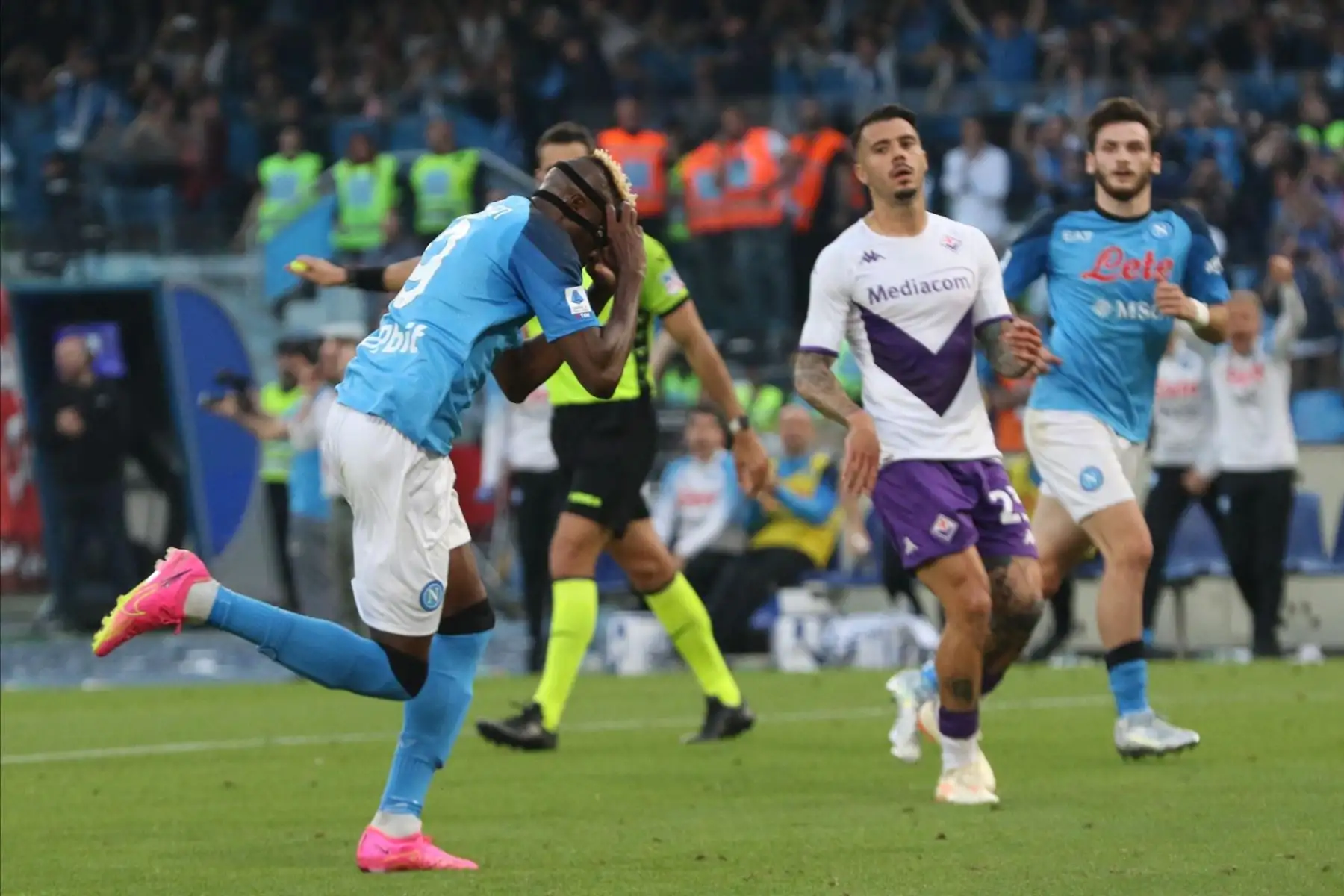 Victor Osimhen (L) de Napoli celebra después de convertir un penal para poner el marcador 1-0 durante el partido de fútbol de la Serie A entre SSC Napoli y ACF Fiorentina en Nápoles, Italia, 07 de mayo de 2023.
Foto: EFE