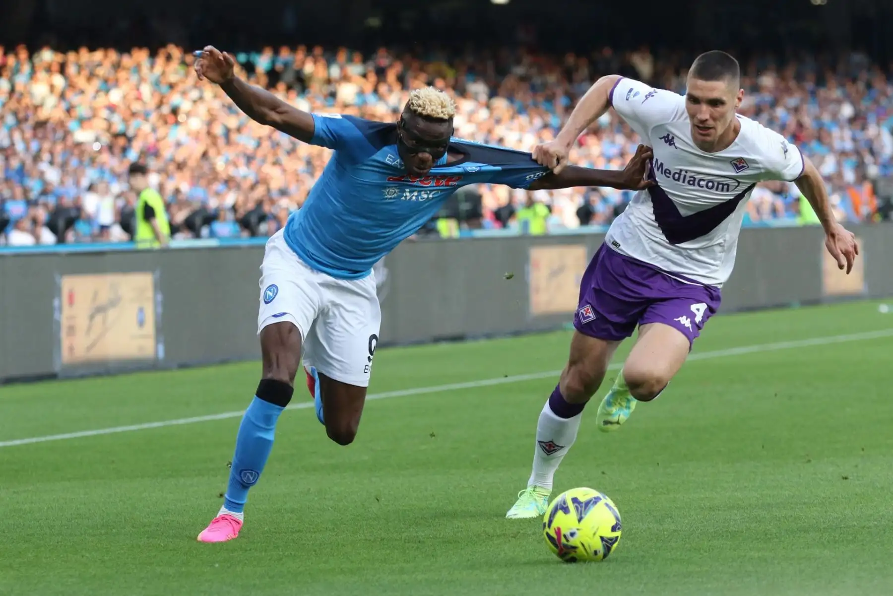 Victor Osimhen (L) de Napoli y Nikola Milenkovic (R) de Fiorentina