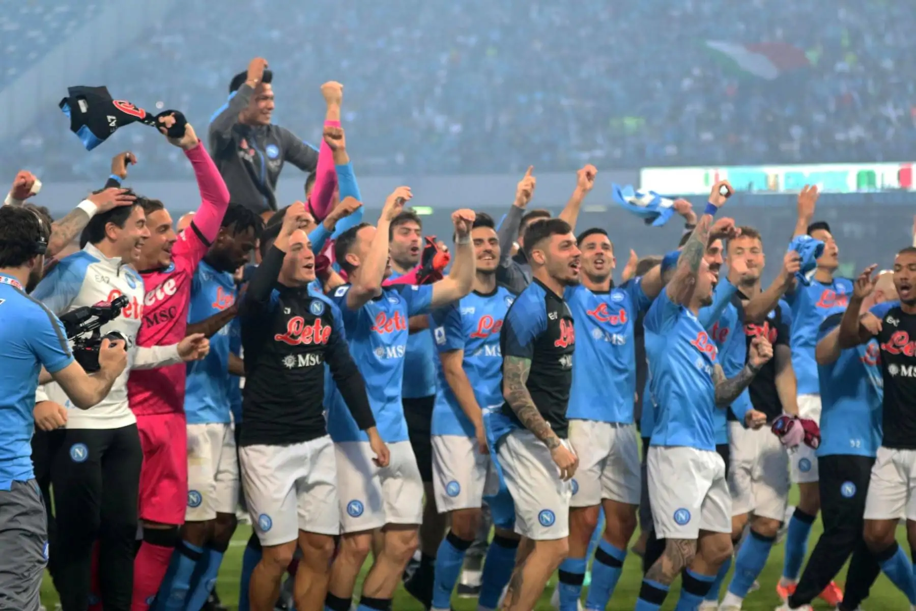 Victor Osimhen (L) de Napoli y Nikola Milenkovic (R) de Fiorentina