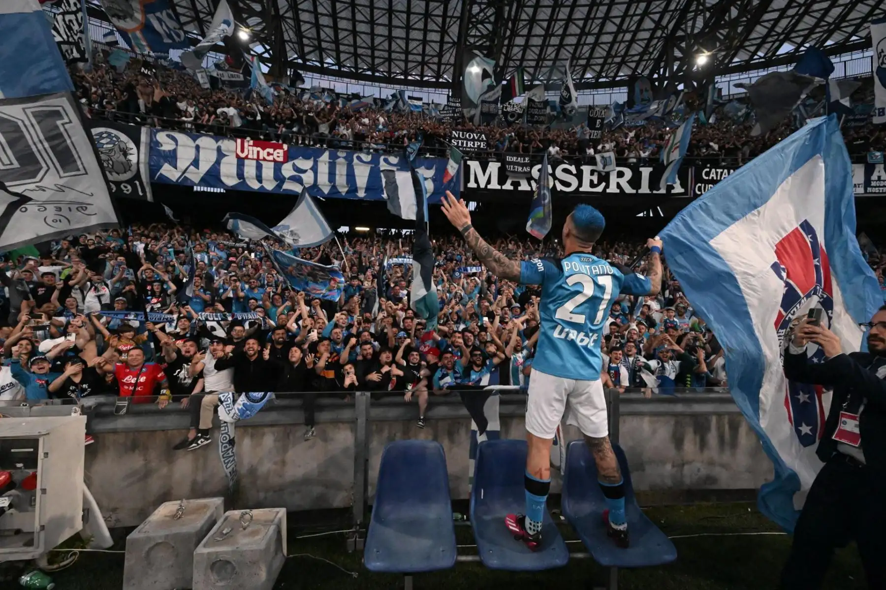 Los fanáticos de Napoli celebran la tercera victoria de su equipo en el título de liga, el Scudetto, después de ganar el partido de fútbol de la Serie A entre SSC Napoli y ACF Fiorentina en Nápoles, Italia, el 07 de mayo de 2023.
Foto: EFE
