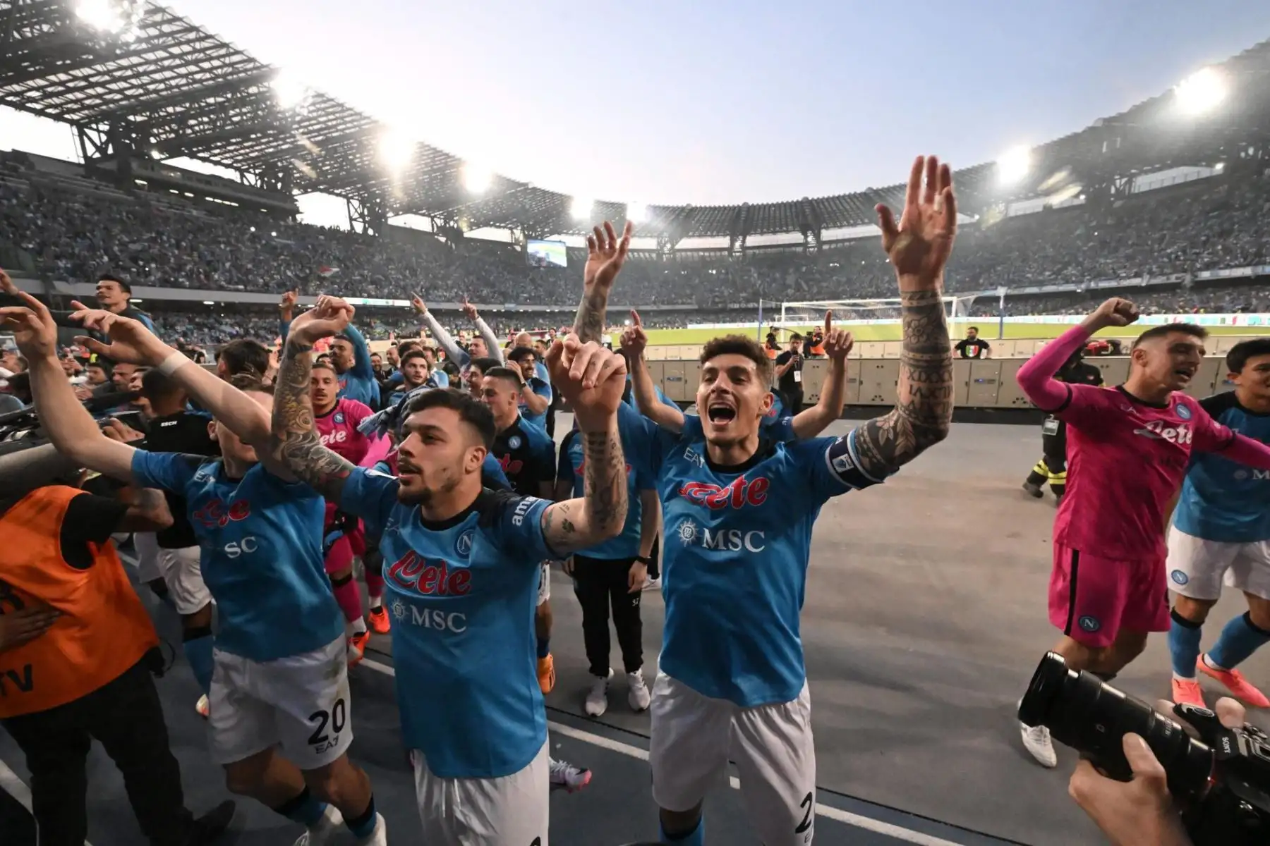 Los jugadores de Napoli animan con fanáticos y compañeros de equipo en la celebración de la tercera victoria del título de liga de su equipo, el Scudetto, después de ganar el partido de fútbol de la Serie A entre SSC Napoli y ACF Fiorentina en Nápoles, Italia, 07 de mayo de 2023. (Italia, Nápoles)
Foto: EFE