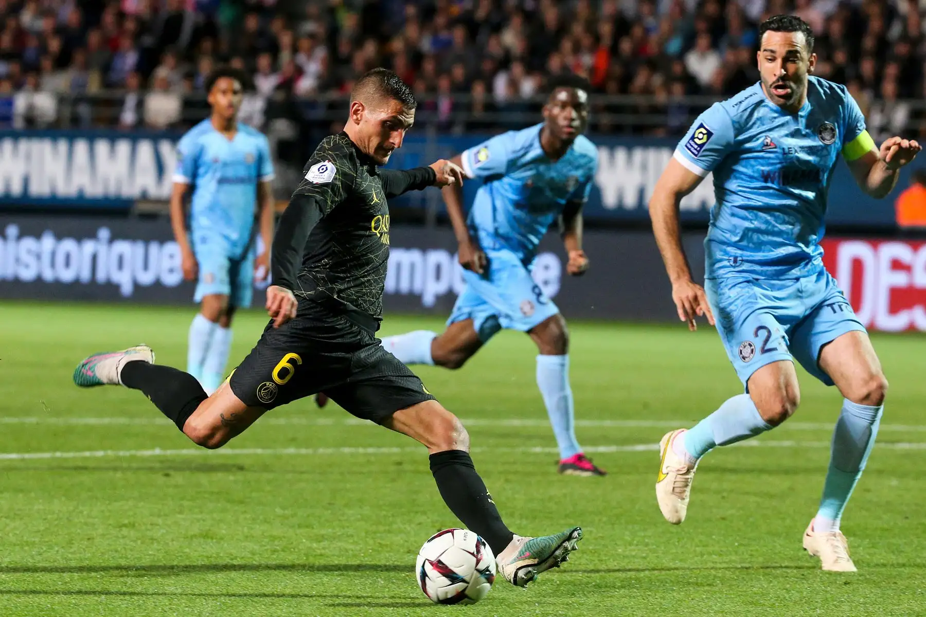 El mediocampista italiano de Paris Saint-Germain, Marco Verratti, dispara el balón junto al defensor francés de Troyes, Adil Rami, durante el partido de fútbol francés L1 entre ES Troyes AC y Paris Saint-Germain PSG. Foto:ANDINA/AFP