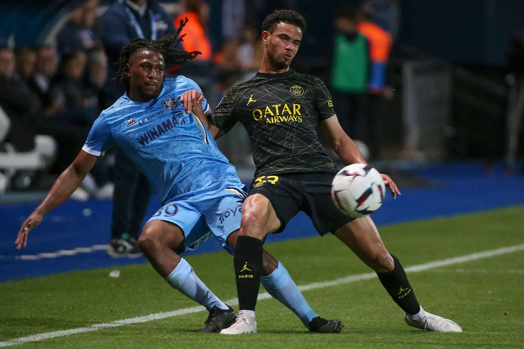 El centrocampista francés del Paris Saint-Germain, Warren Zaire-Emery, lucha por el balón con el defensor francés de Troyes, Yasser Larouci, durante el partido de fútbol L1 francés entre el ES Troyes AC y el Paris Saint-Germain PSG. Foto:ANDINA/AFP