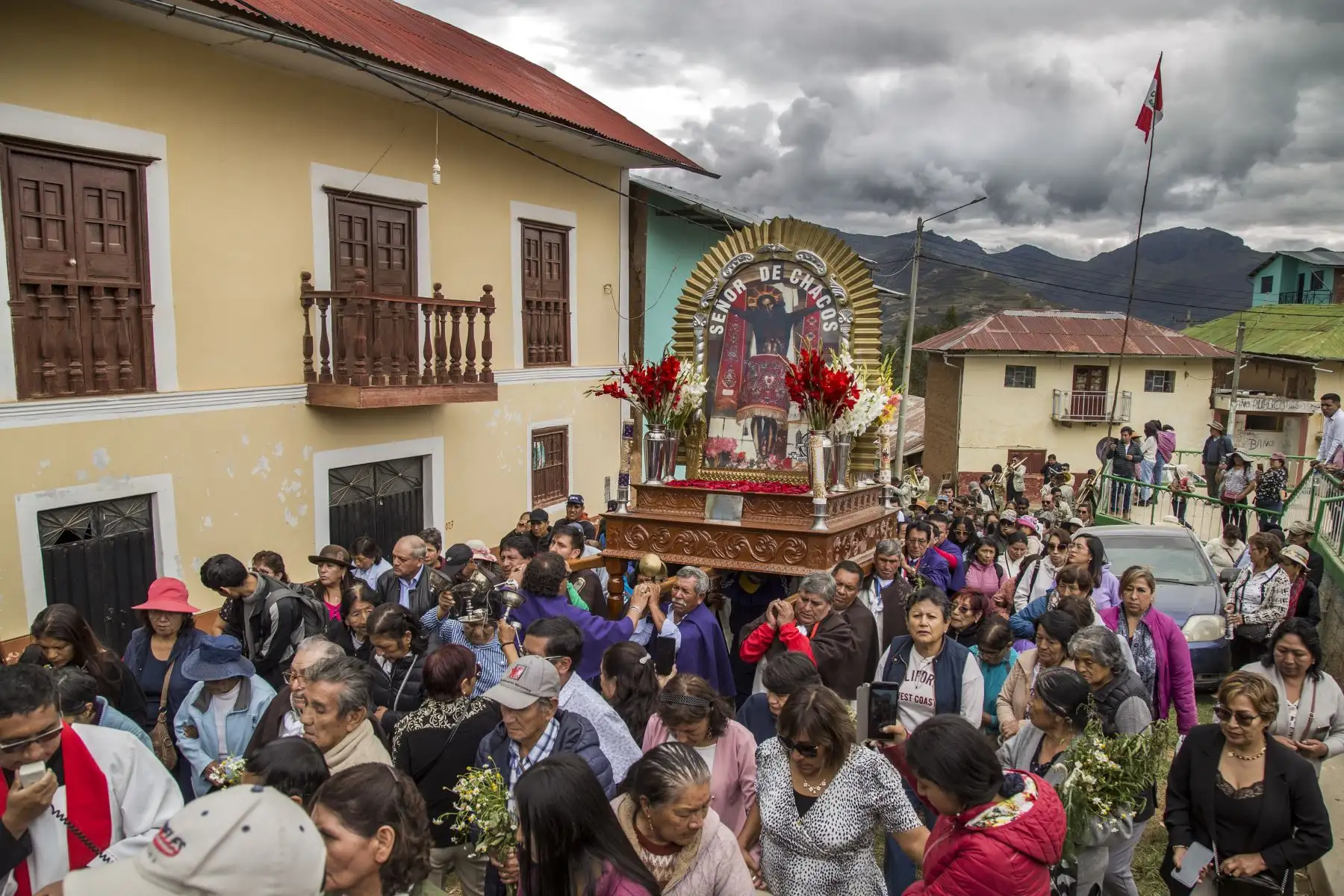 Cada año, la Comunidad Campesina de Chacos ubicada en el distrito de San Rafael en el departamento de Huánuco recibe la visita de fieles de todas partes del país. Durante el primer día, se realiza la peregrinación y penitencia por parte de los creyentes, quienes portan ofrendas, velas y flores. La tradición dice que  se debe realizar esta peregrinación durante 7 años seguidos para que el milagro se cumpla.
Foto: Cortesía Nadia Rain