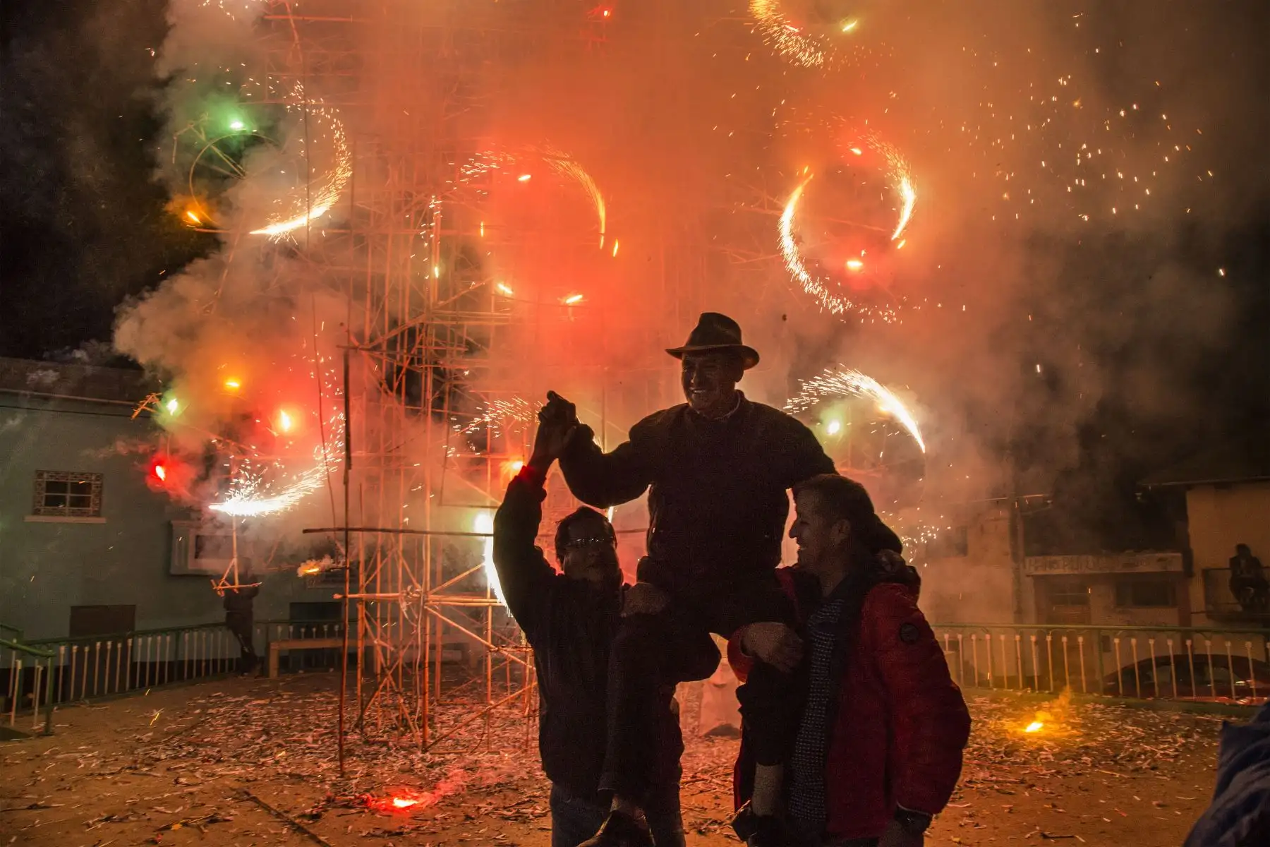 En el segundo día, se observa la quema de fuegos artificiales y los castillos, la gente baila y bebe alrededor.
Foto: Cortesía Nadia Rain