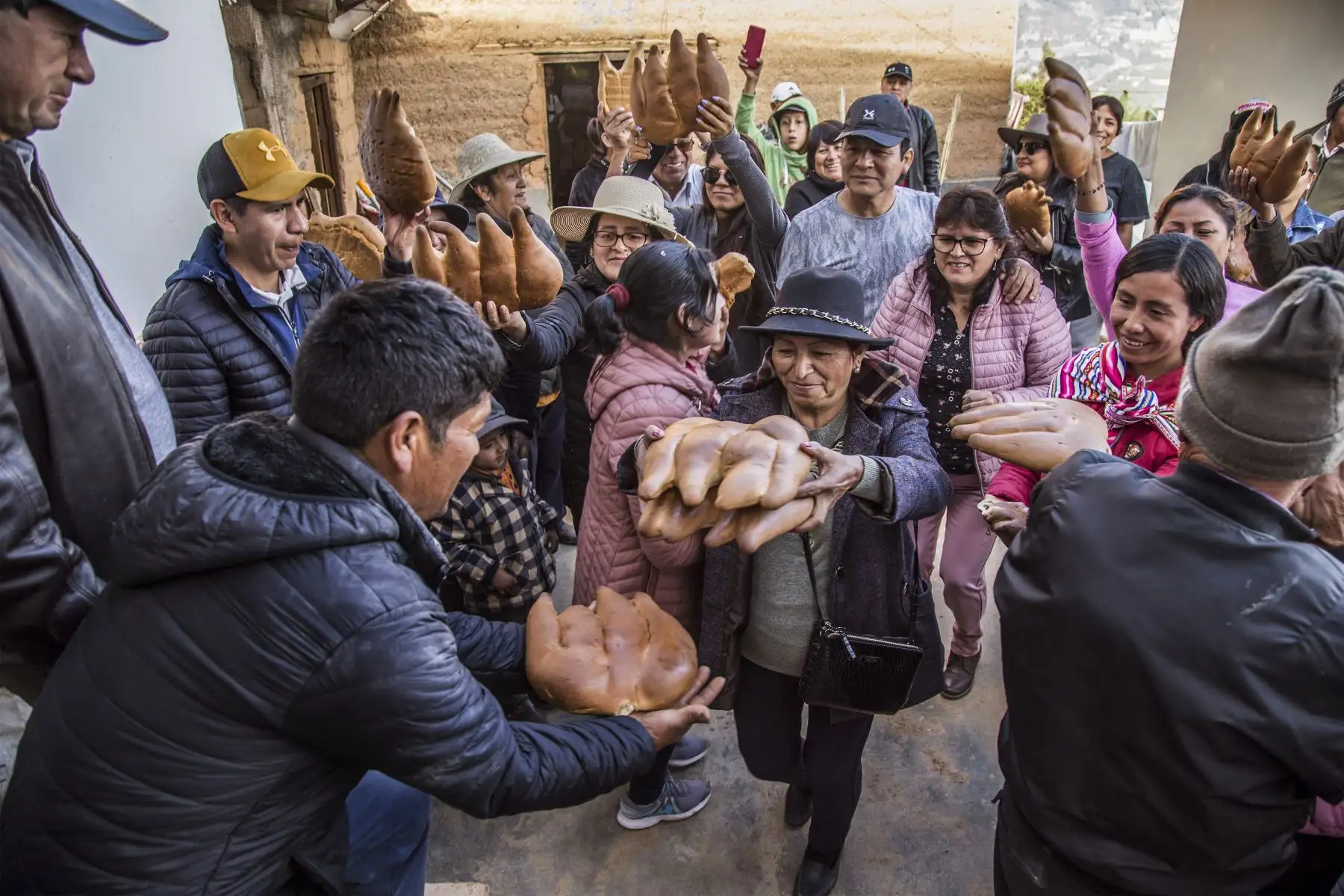 En el cuarto, se entrega el "trucay" o "cambio" a los mayordomos entrantes para el próximo año, que consiste en entregarles panes, insumos utilizados en la fiesta como cuyes, leña, cuetes, aguardiente y cabezas de ganado de manera simbólica para que quienes voluntariamente se devotan para ser los responsables de la celebración y que no falte el año entrante.
Foto: Cortesía Nadia Rain