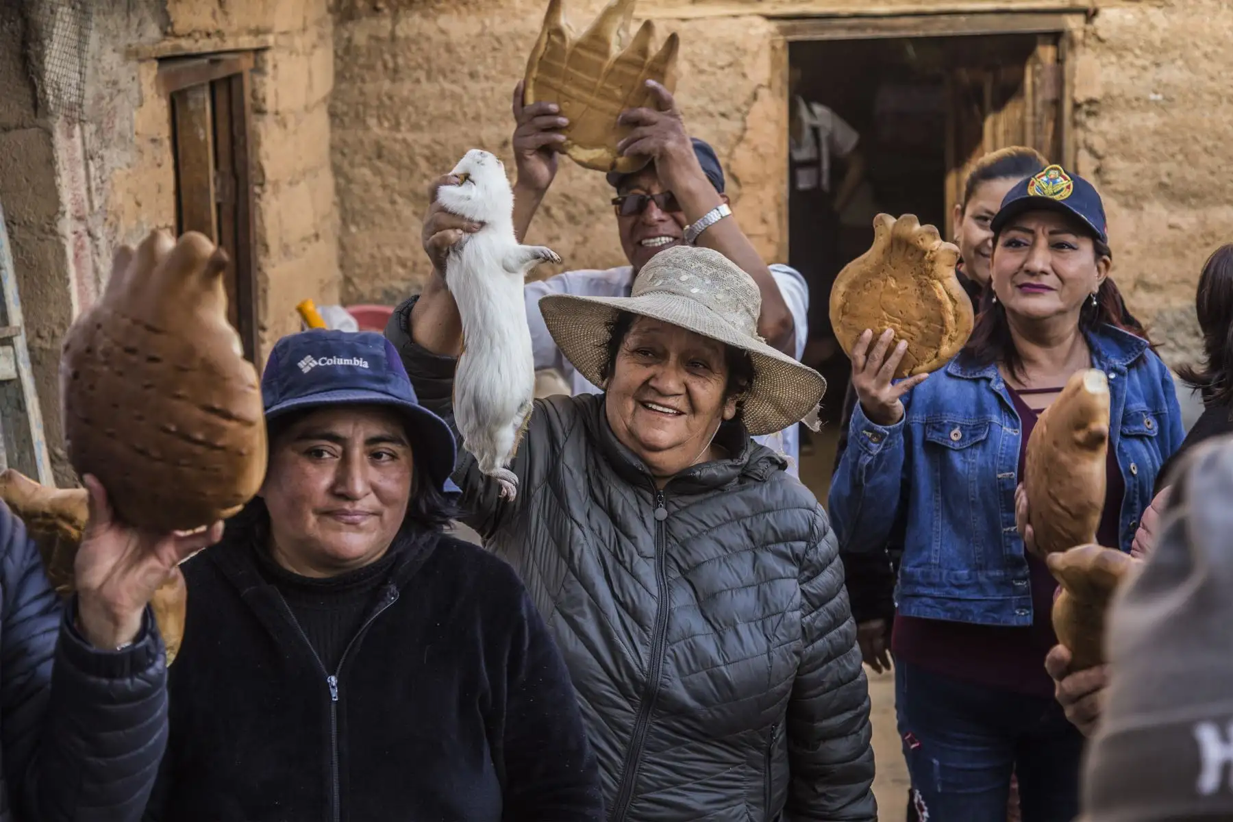 En el cuarto, se entrega el "trucay" o "cambio" a los mayordomos entrantes para el próximo año, que consiste en entregarles panes, insumos utilizados en la fiesta como cuyes, leña, cuetes, aguardiente y cabezas de ganado de manera simbólica para que quienes voluntariamente se devotan para ser los responsables de la celebración y que no falte el año entrante.
Foto: Cortesía Nadia Rain