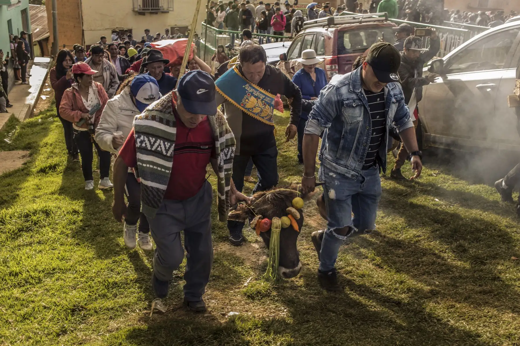 Cada año, la Comunidad Campesina de Chacos ubicada en el distrito de San Rafael en el departamento de Huánuco recibe la visita de fieles de todas partes del país. Durante el primer día, se realiza la peregrinación y penitencia por parte de los creyentes, quienes portan ofrendas, velas y flores. La tradición dice que  se debe realizar esta peregrinación durante 7 años seguidos para que el milagro se cumpla.
Foto: Cortesía Nadia Rain
