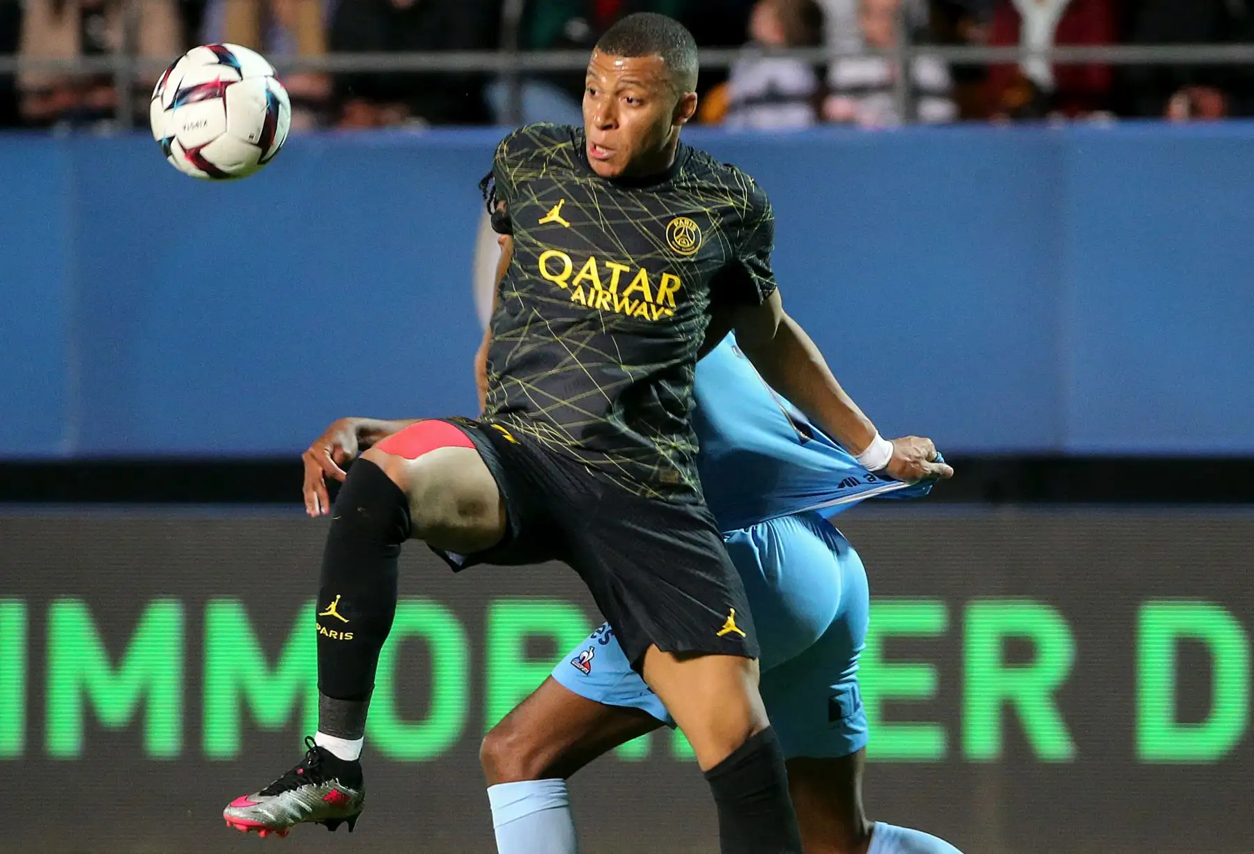 El delantero francés del Paris Saint-Germain, Kylian Mbappe, controla el balón durante el partido de fútbol L1 francés entre el ES Troyes AC y el Paris Saint-Germain PSG. Foto:ANDINA/ AFP