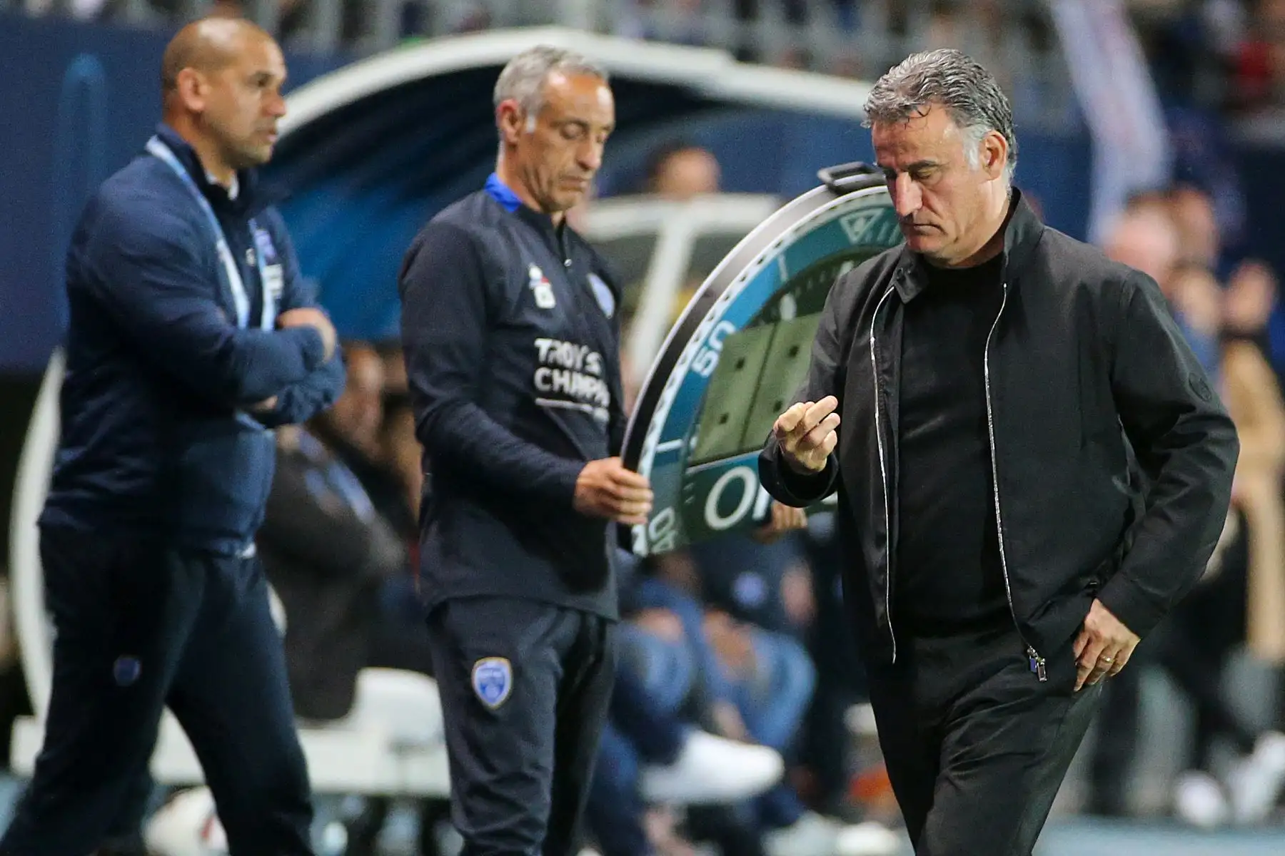 El entrenador en jefe francés de Paris Saint-Germain, Christophe Galtier, camina durante el partido de fútbol francés L1 entre ES Troyes AC y Paris Saint-Germain PSG. Foto:ANDINA/AFP
