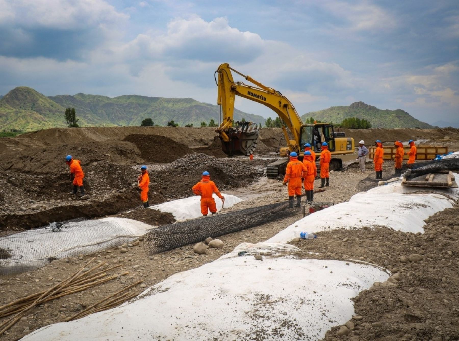Personal del Proyecto Especial Olmos Tinajones (PEOT) acelera los trabajos de rehabilitación del dique afectado por la crecida del río Chancay. ANDINA/Difusión