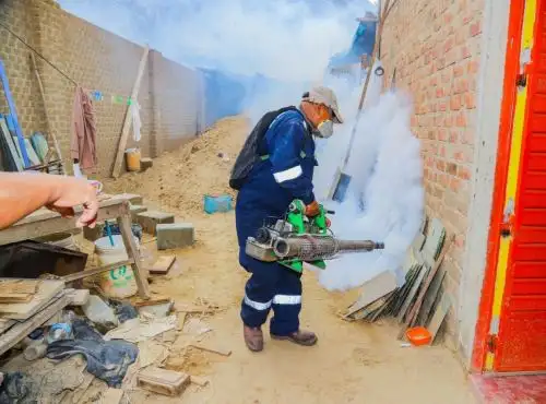 Brigadas de salud de La Libertad reanudarán las acciones de fumigación para erradicar los criaderos del zancudo transmisor del dengue en Trujillo, una de las provincias más afectadas por esta enfermedad. ANDINA/Difusión