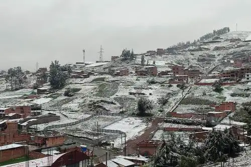 La ciudad de Cusco soporta la caída de nieve desde la madrugada de hoy. El fenómeno afecta también a las otras doce provincias de la región. ANDINA/Percy Hurtado Santillán