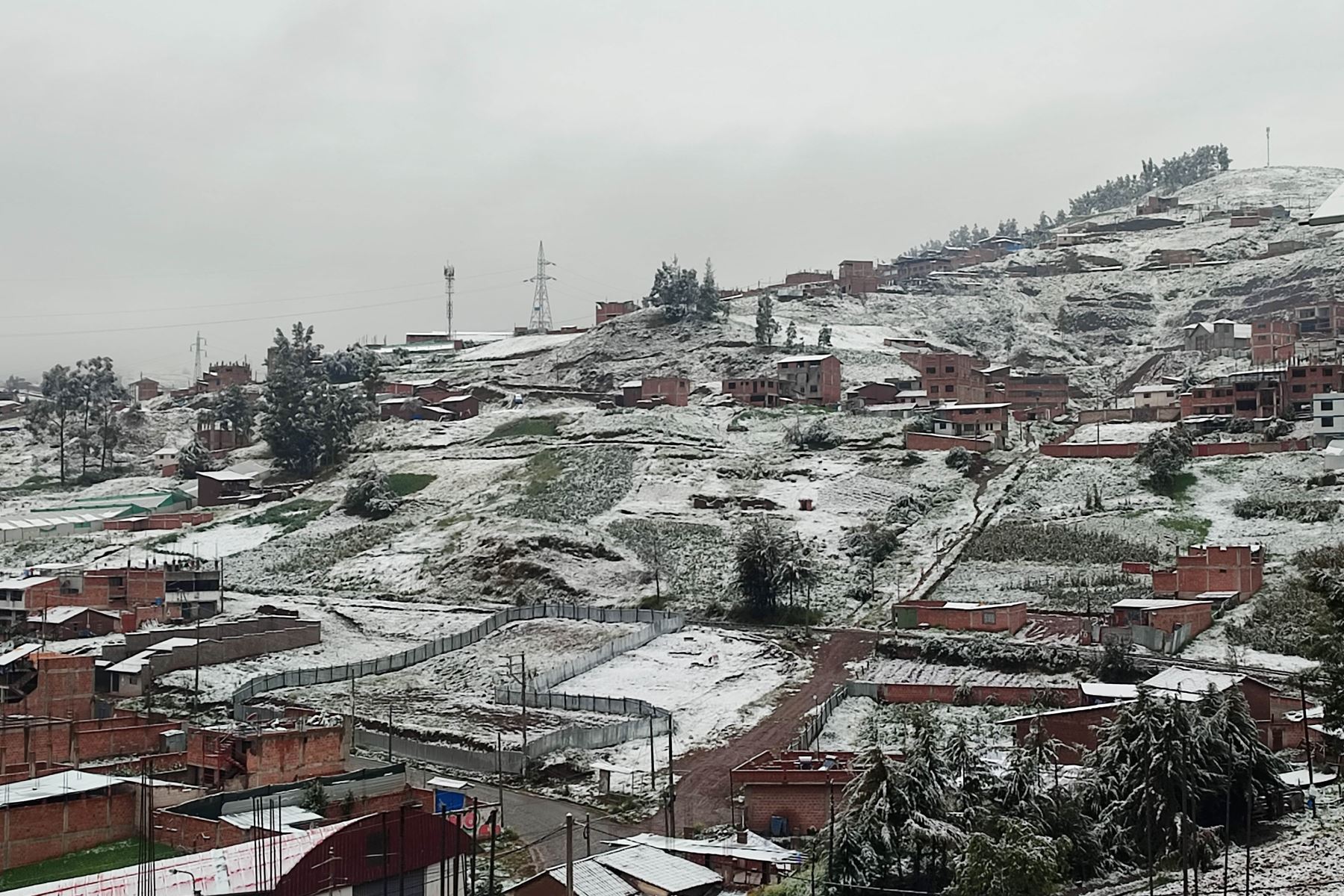 La ciudad de Cusco soporta la caída de nieve desde la madrugada de hoy. El fenómeno afecta también a las otras doce provincias de la región. ANDINA/Percy Hurtado Santillán
