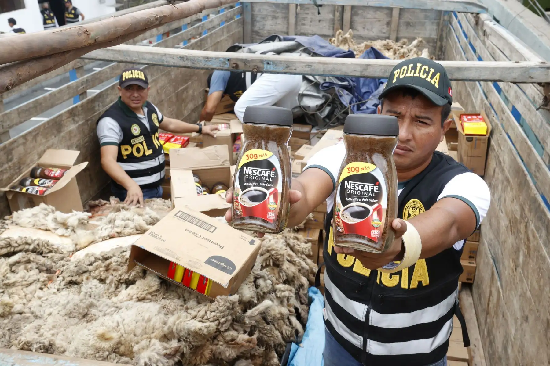 Incautan camión de placa Z2N805 en el puesto de control de Pucusana con contrabando de suero ovino, pasta dental, cepillos y café por la segunda fiscalía penal de Lima valorizados por un millón de soles.
Foto: ANDINA/Vidal Tarqui
