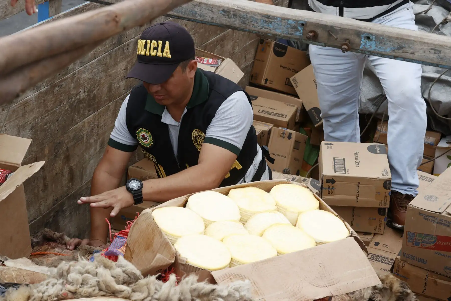 Incautan camión de placa Z2N805 en el puesto de control de Pucusana con contrabando de suero ovino, pasta dental, cepillos y café por la segunda fiscalía penal de Lima valorizados por un millón de soles.
Foto: ANDINA/Vidal Tarqui