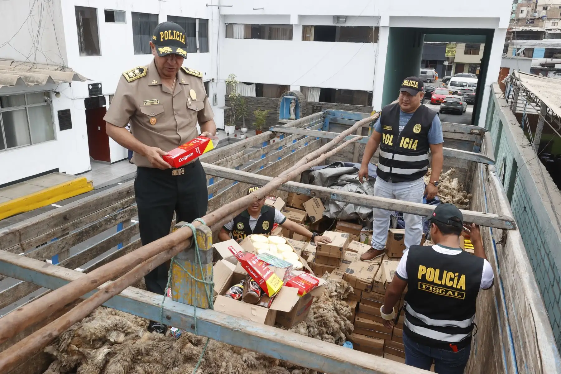 Incautan camión de placa Z2N805 en el puesto de control de Pucusana con contrabando de suero ovino, pasta dental, cepillos y café por la segunda fiscalía penal de Lima valorizados por un millón de soles.
Foto: ANDINA/Vidal Tarqui