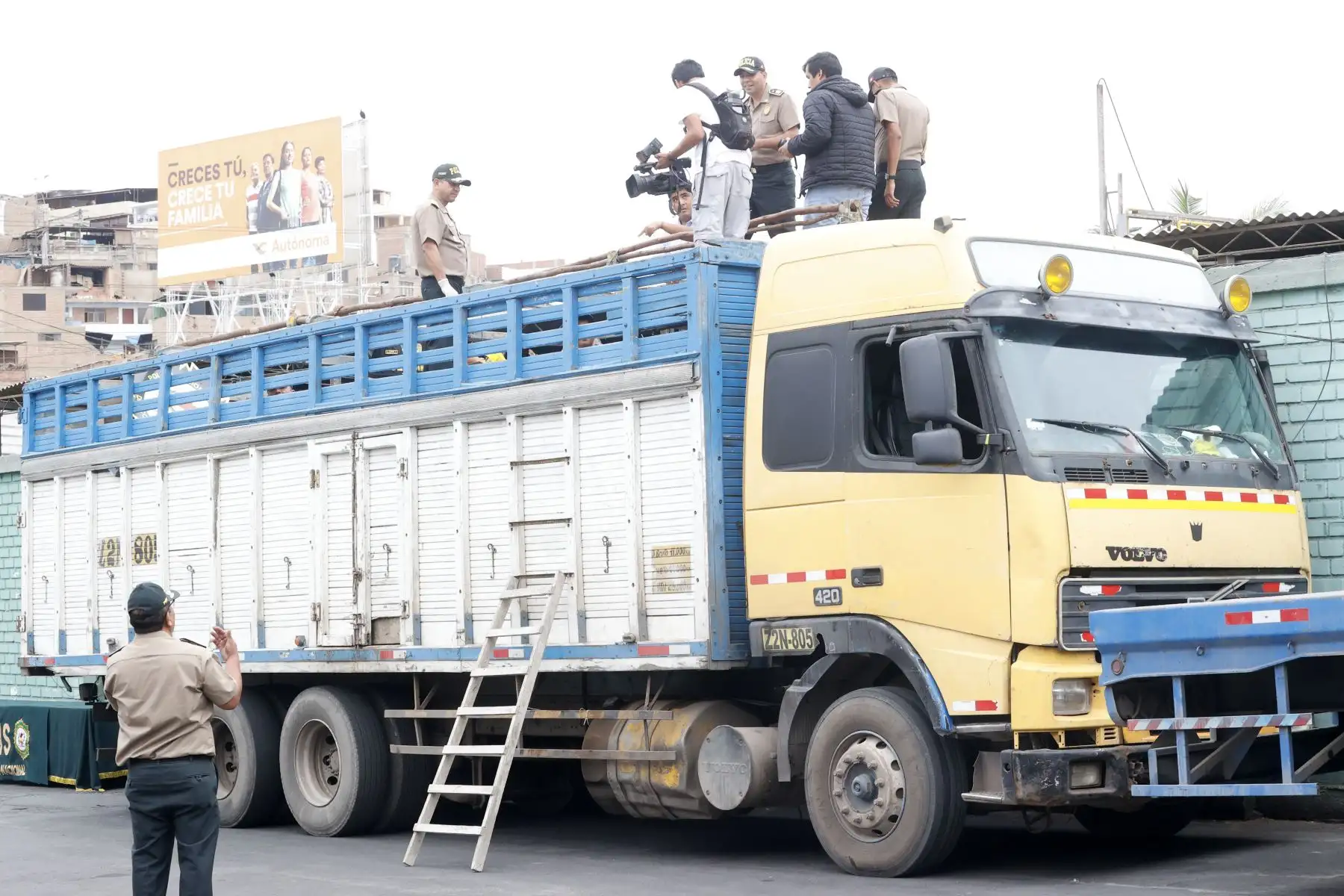 Incautan camión de placa Z2N805 en el puesto de control de Pucusana con contrabando de suero ovino, pasta dental, cepillos y café por la segunda fiscalía penal de Lima valorizados por un millón de soles.
Foto: ANDINA/Vidal Tarqui