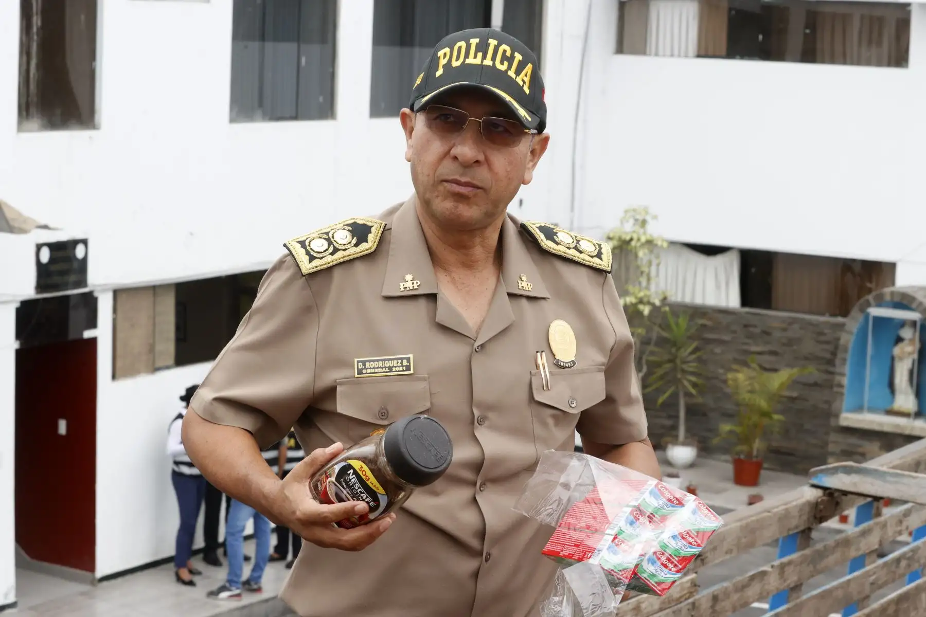 General D. Rodriguez presenta incautación de camión de placa Z2N805 en el puesto de control de Pucusana con contrabando de suero ovino, pasta dental, cepillos y café por la segunda fiscalía penal de Lima valorizados por un millón de soles.
Foto: ANDINA/Vidal Tarqui