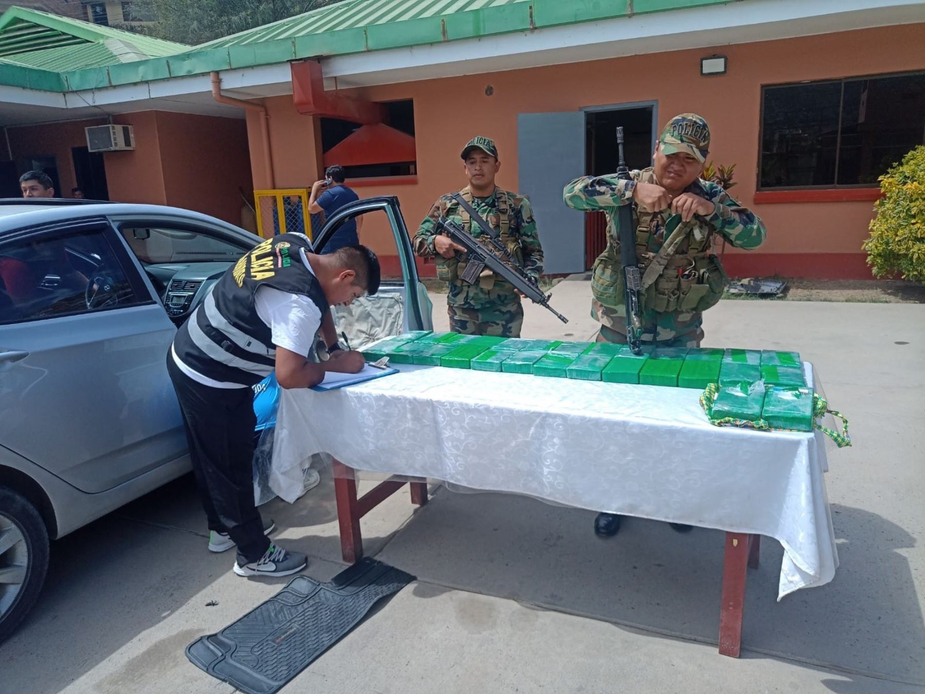 Policía Nacional decomisa en Huánuco más de 28 kg de droga que se hallaba escondido en vehículo en la ruta Tingo María-Huánuco. ANDINA/Difusión