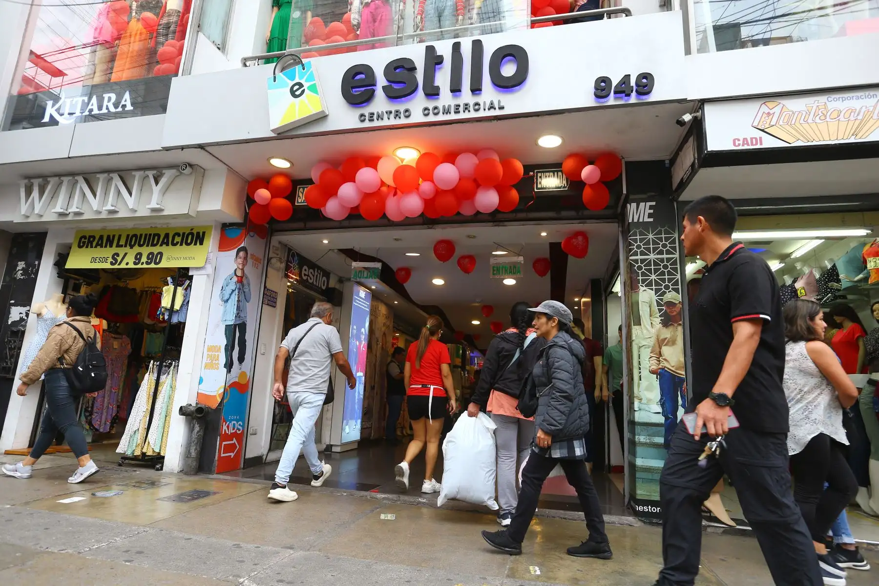 Ciudadanos visitan el Emporio Comercial de Gamarra para hacer sus compras con anticipación para la celebración por el Día de la Madre. Los comerciantes esperan que está campaña que es considerada la segunda más fuerte del año comercial los ayude a recuperarse de los estragos por los embates climáticos y la coyuntura nacional. 
Foto: ANDINA/Eddy Ramos