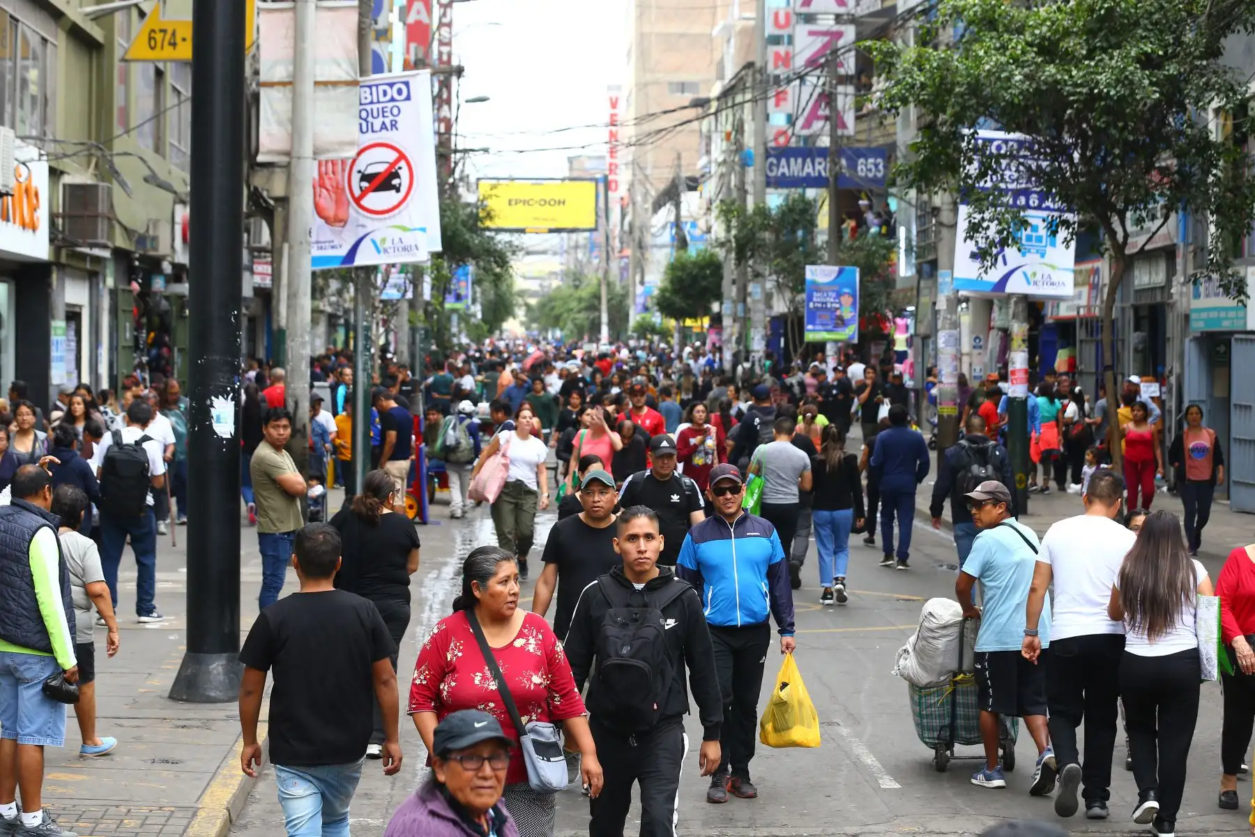 Ciudadanos visitan el Emporio Comercial de Gamarra para hacer sus compras con anticipación para la celebración por el Día de la Madre. Los comerciantes esperan que está campaña que es considerada la segunda más fuerte del año comercial los ayude a recuperarse de los estragos por los embates climáticos y la coyuntura nacional. 
Foto: ANDINA/Eddy Ramos