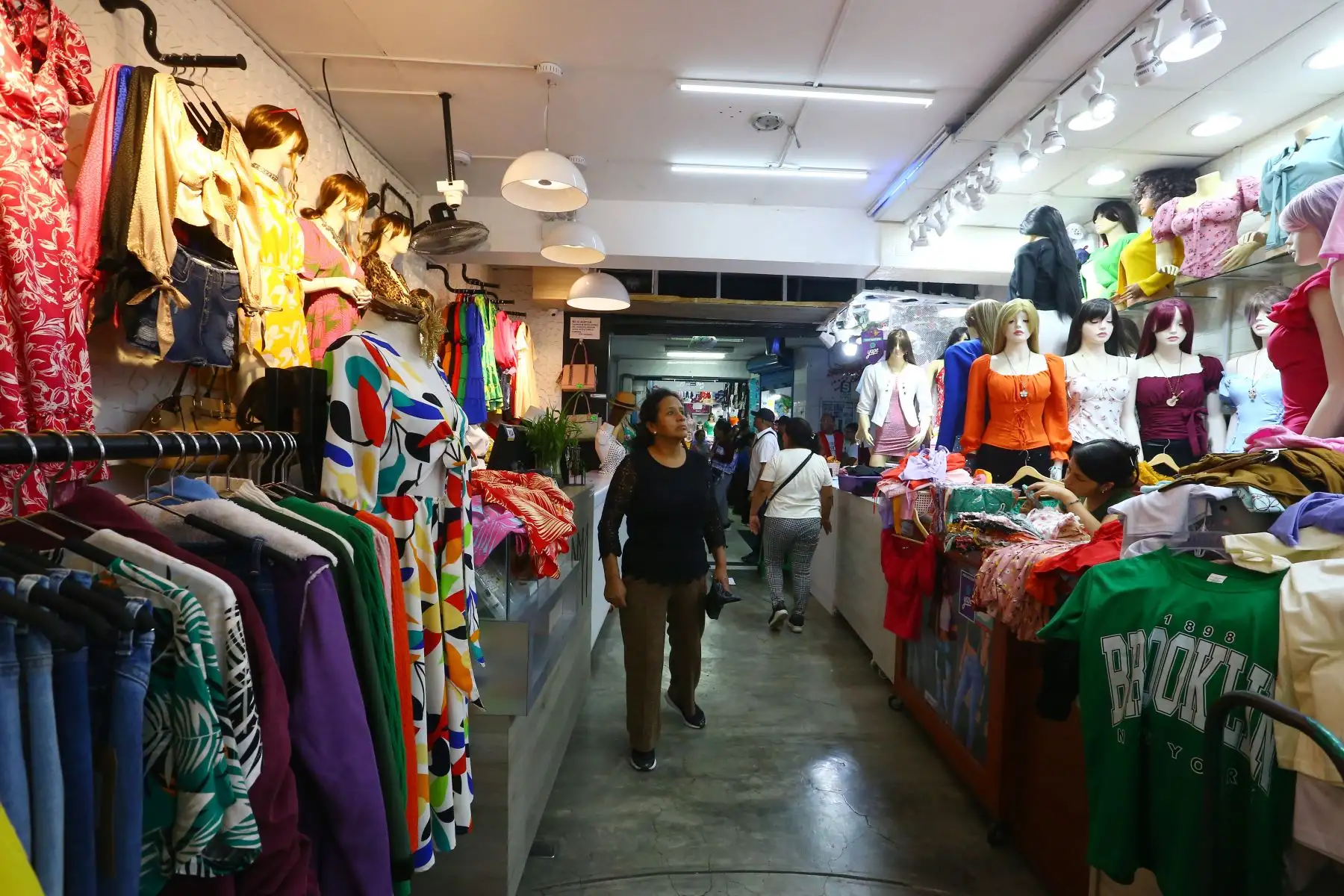 Ciudadanos visitan el Emporio Comercial de Gamarra para hacer sus compras con anticipación para la celebración por el Día de la Madre. Los comerciantes esperan que está campaña que es considerada la segunda más fuerte del año comercial los ayude a recuperarse de los estragos por los embates climáticos y la coyuntura nacional. 
Foto: ANDINA/Eddy Ramos