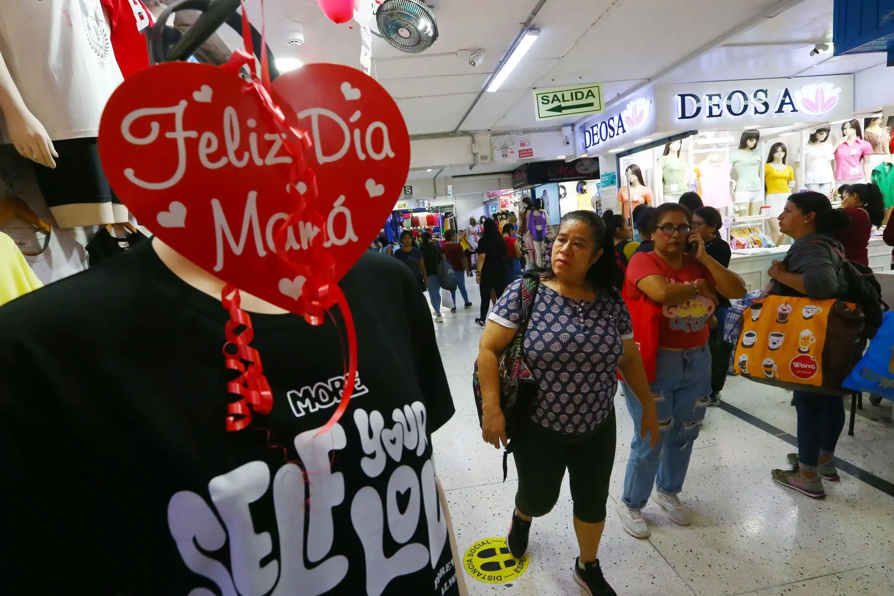 Ciudadanos visitan el Emporio Comercial de Gamarra para hacer sus compras con anticipación para la celebración por el Día de la Madre. Los comerciantes esperan que está campaña que es considerada la segunda más fuerte del año comercial los ayude a recuperarse de los estragos por los embates climáticos y la coyuntura nacional. 
Foto: ANDINA/Eddy Ramos