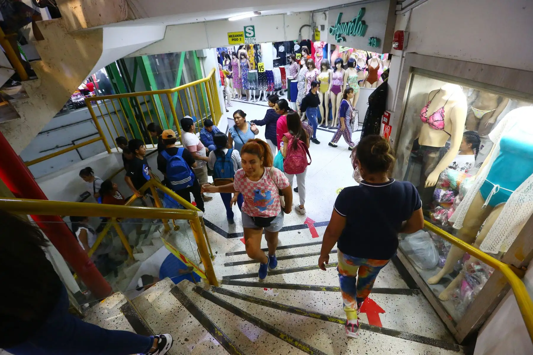 Ciudadanos visitan el Emporio Comercial de Gamarra para hacer sus compras con anticipación para la celebración por el Día de la Madre. Los comerciantes esperan que está campaña que es considerada la segunda más fuerte del año comercial los ayude a recuperarse de los estragos por los embates climáticos y la coyuntura nacional. 
Foto: ANDINA/Eddy Ramos