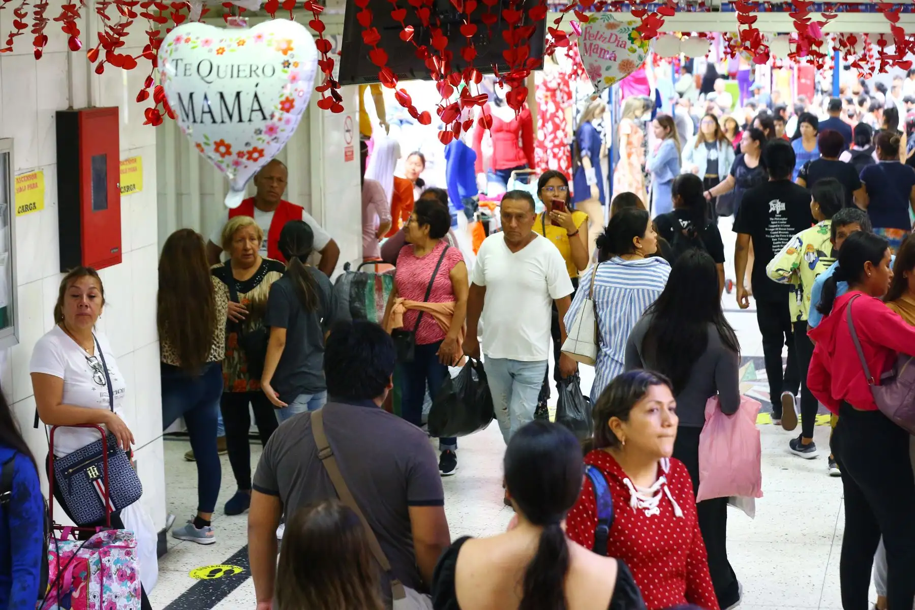 Ciudadanos visitan el Emporio Comercial de Gamarra para hacer sus compras con anticipación para la celebración por el Día de la Madre. Los comerciantes esperan que está campaña que es considerada la segunda más fuerte del año comercial los ayude a recuperarse de los estragos por los embates climáticos y la coyuntura nacional. 
Foto: ANDINA/Eddy Ramos