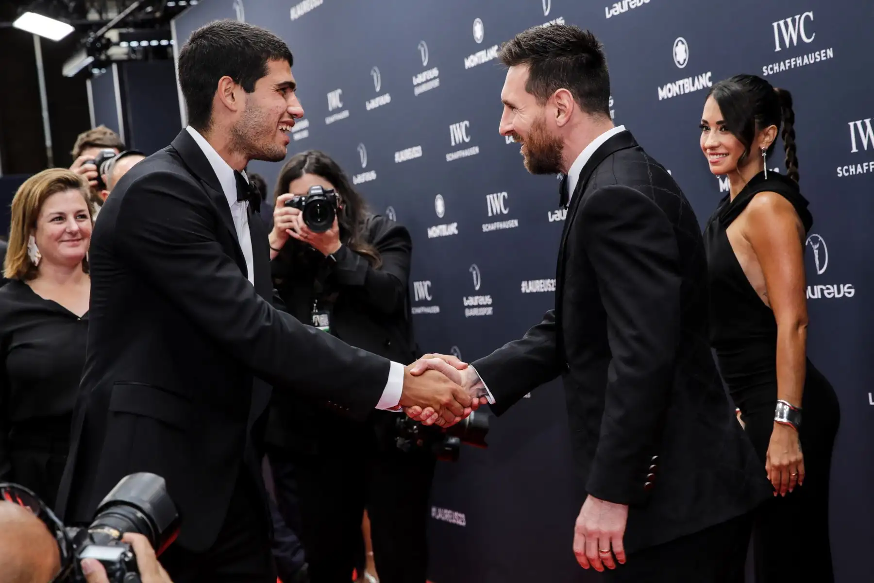 El tenista español Carlos Alcaraz le da la mano a Lionel Messi y a la esposa de Messi, Antonela Roccuzzo,  cuando llegan a los Premios Laureus World Sports 2023 en París, Francia, el 8 de mayo de 2023. 
Foto: EFE