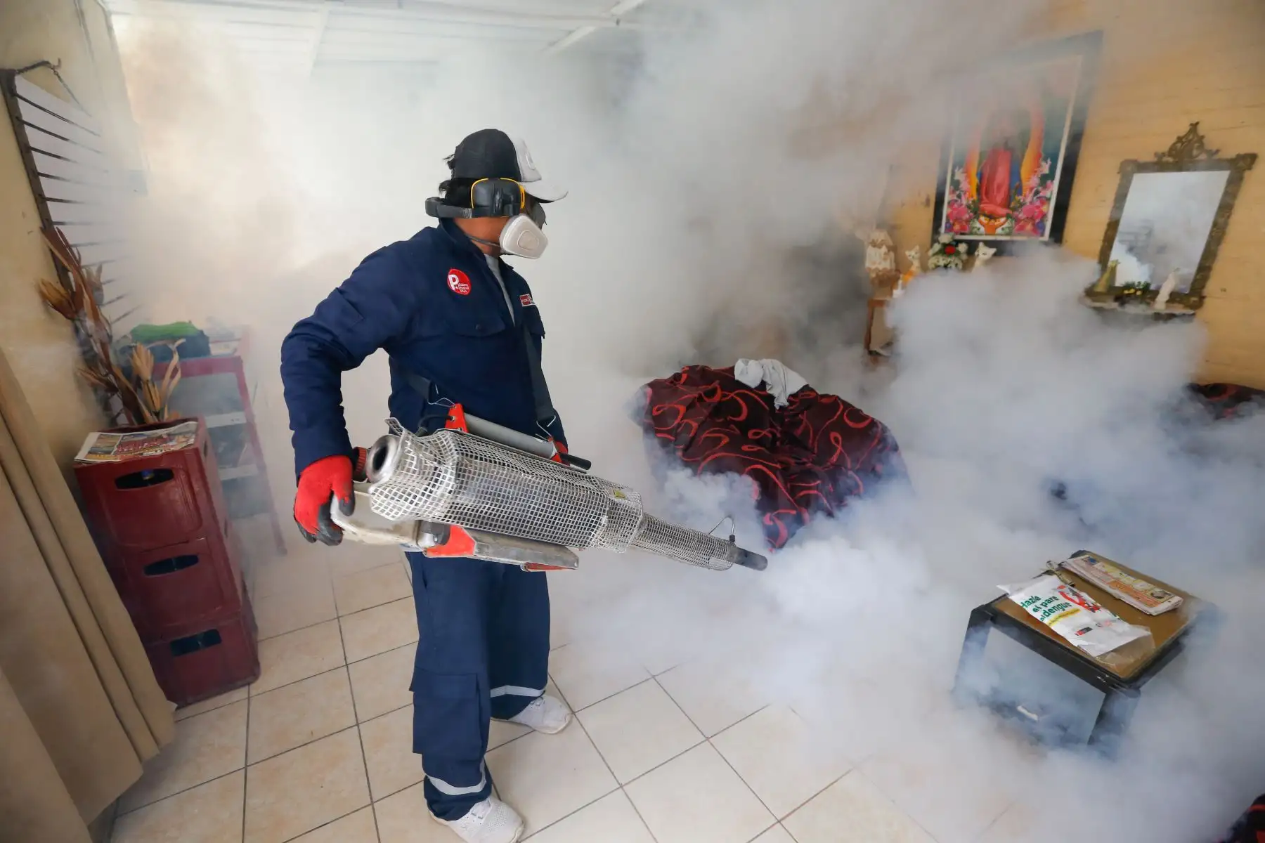 El gerente regional de Salud de Lambayeque, Jaime Nombera, pidió a los vecinos de Chiclayo permitir el ingreso a sus viviendas de los fumigadores. Foto: ANDINA/Minsa