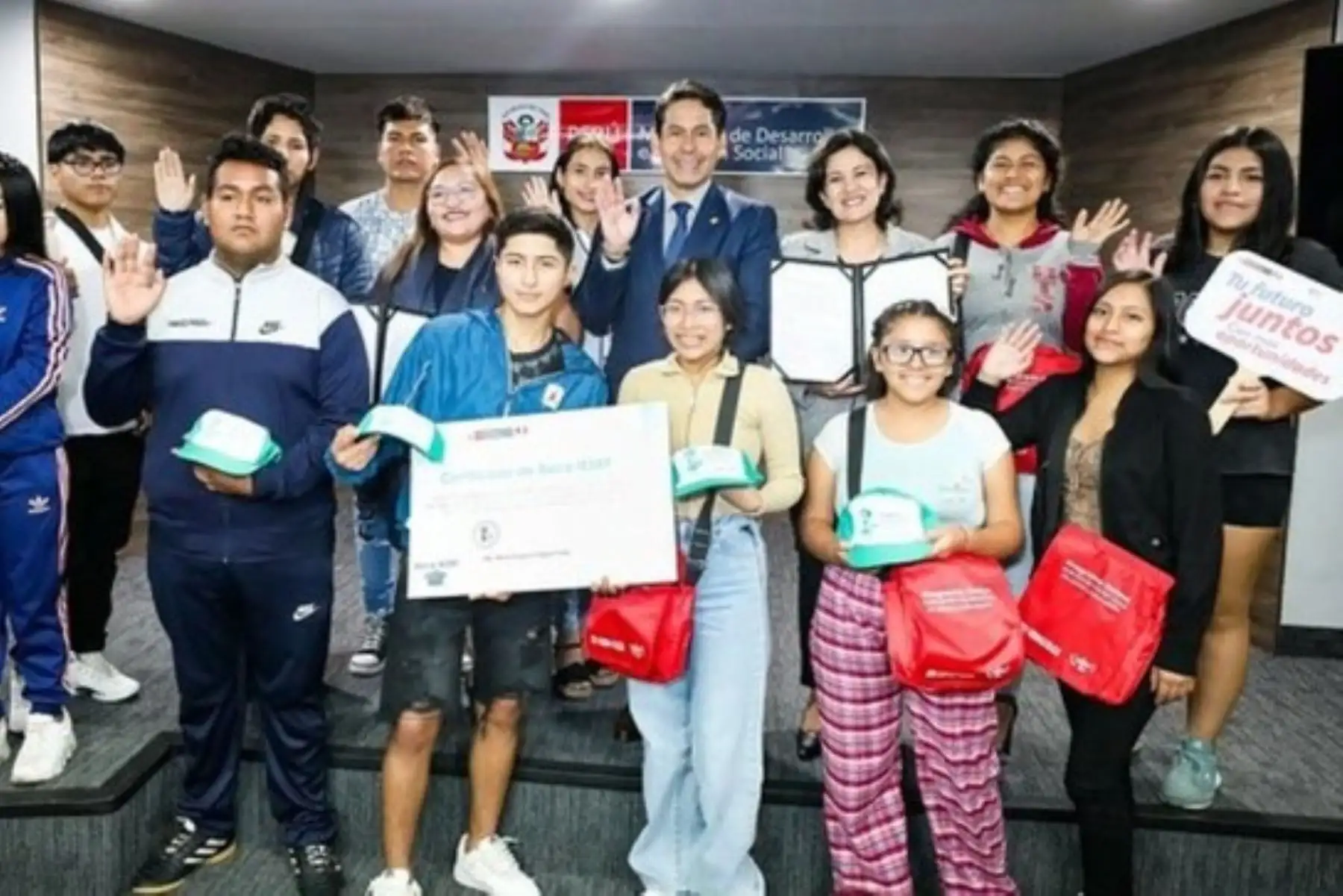 El Midis gestionó becas integrales para estudiantes usuarios y usuarias del programa Juntos. Foto: MIDIS/Difusión.