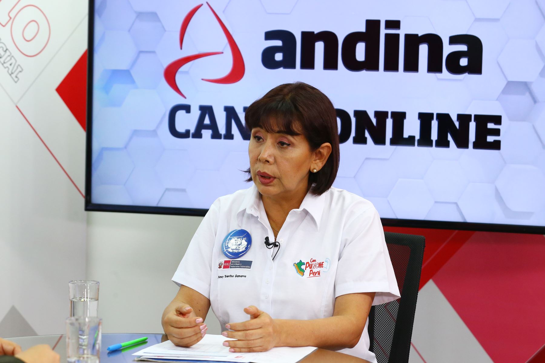 Nancy Tolentino, ministra de la Mujer, visitó el set de Andina Canal Online. ANDINA/Eddy Ramos