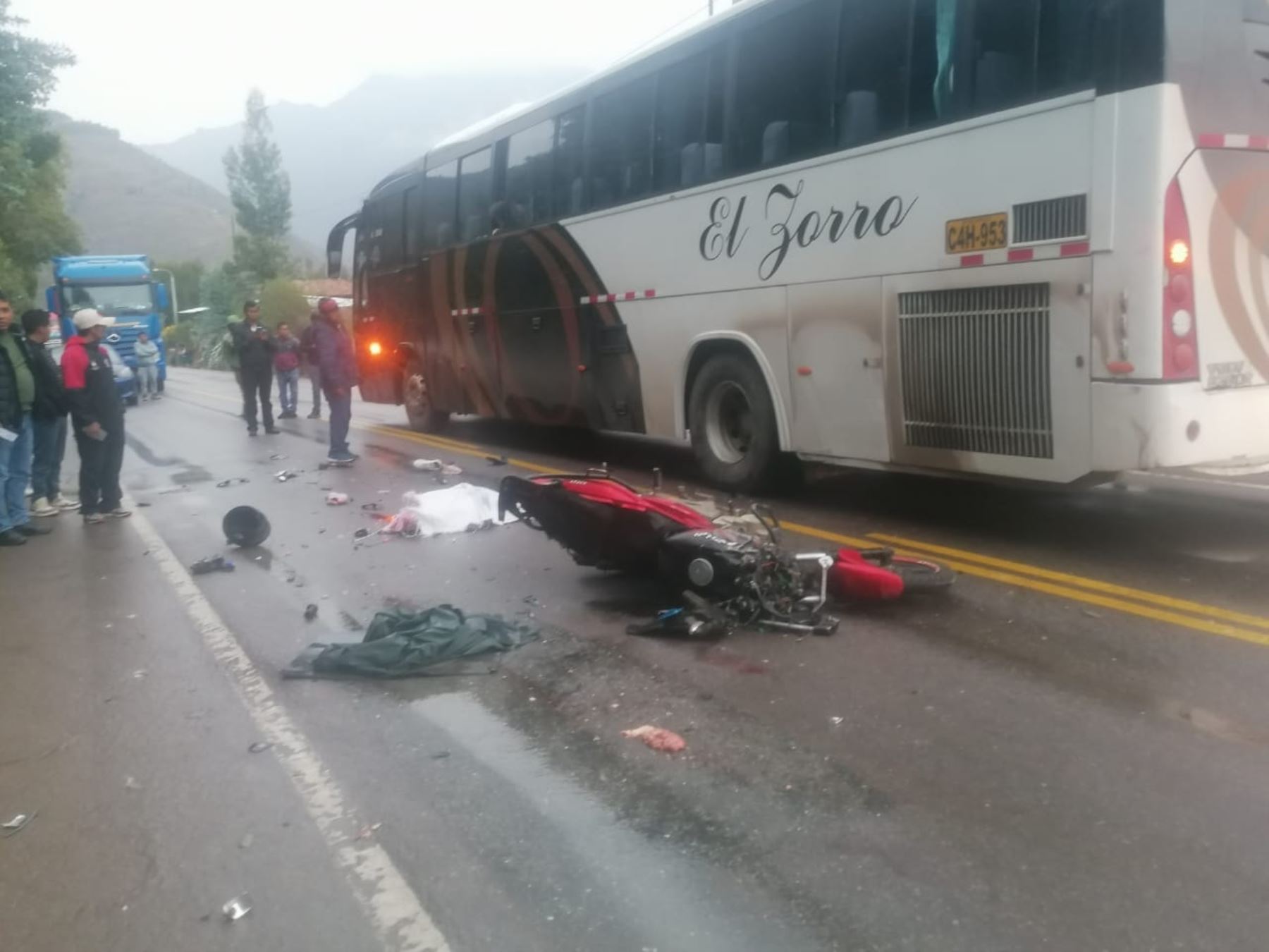 Tres miembros de una familia fallecen tras accidente de tránsito ocurrido en la provincia de Quispicanchi, en Cusco.