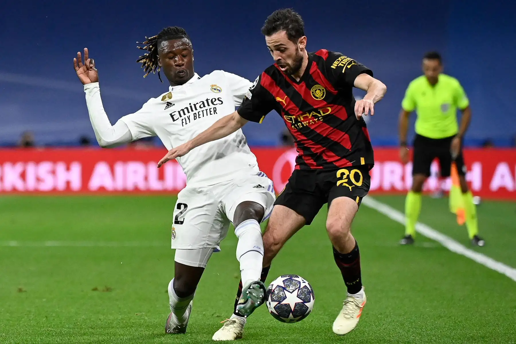 El mediocampista francés del Real Madrid Eduardo Camavinga compite con el mediocampista portugués del Manchester City Bernardo Silva (derecha) durante el partido de ida de la semifinal de la Liga de Campeones de la UEFA entre el Real Madrid CF y el Manchester City en el estadio Santiago Bernabeu de Madrid el 9 de mayo de 2023.
Foto: AFP