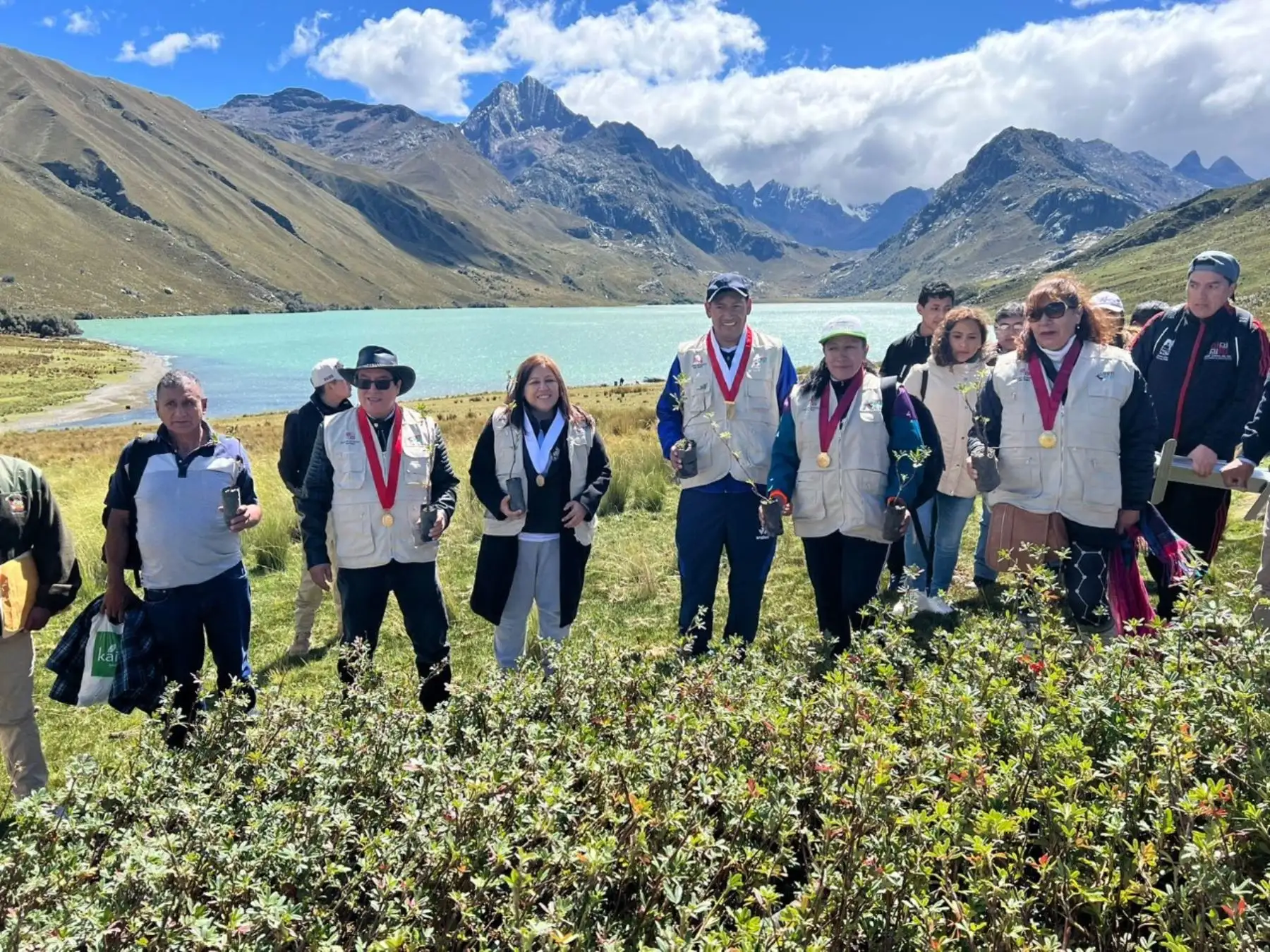 Poder Judicial impulsa plan de resocialización de internos con jornada de limpieza y arborización en el Parque Nacional Huascarán, en Áncash. ANDINA/Difusión